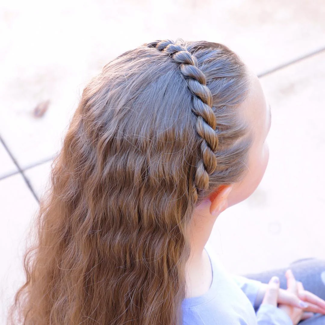 5. Rope Twist-Akzent auf weichem, braunem, welligem Haar (Rope Braid-Frisuren)
