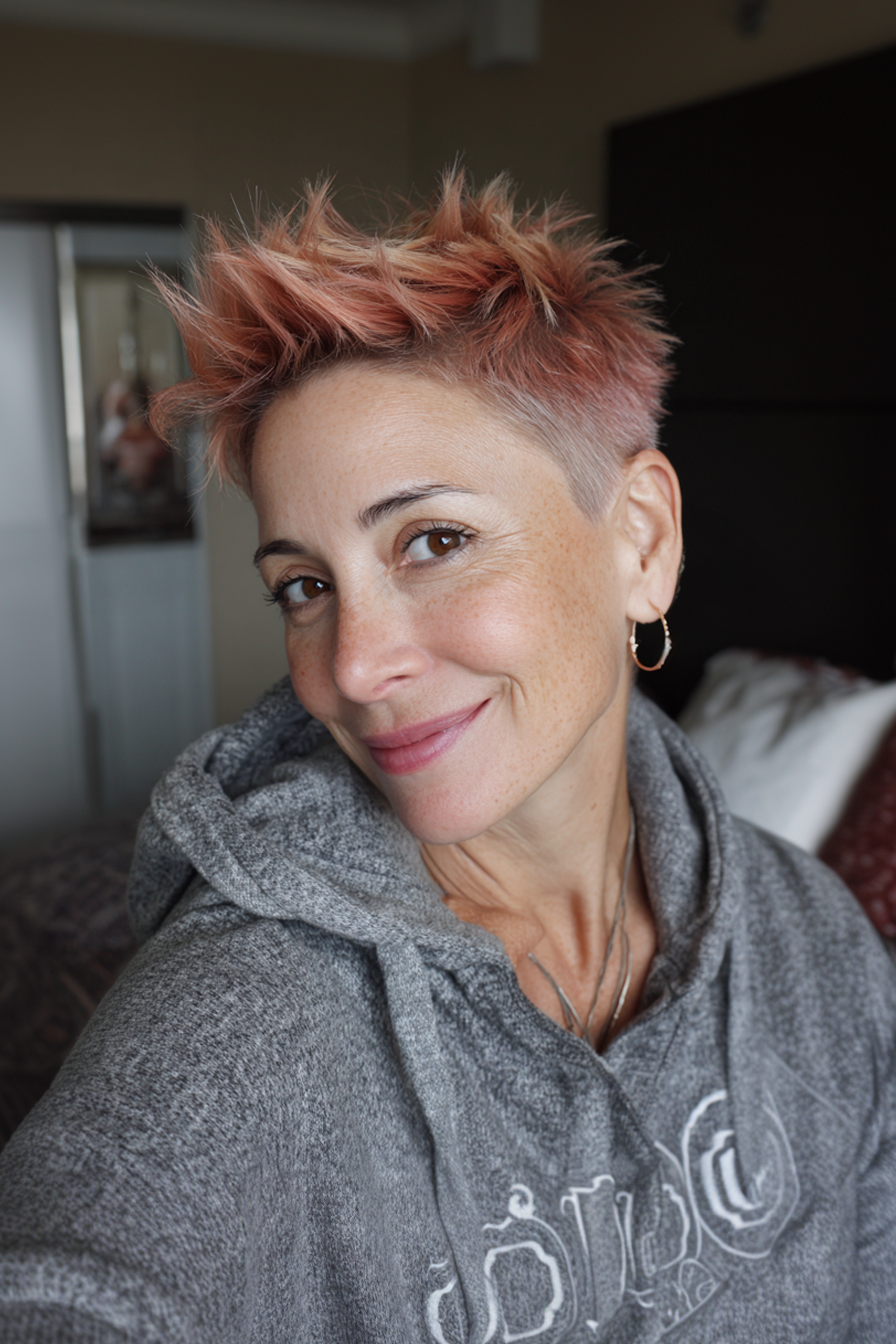 5. Roségold Rebellenpixie (Stachelfrisuren für Frauen über 50) - Stachelnde Frisuren für Frauen über 50