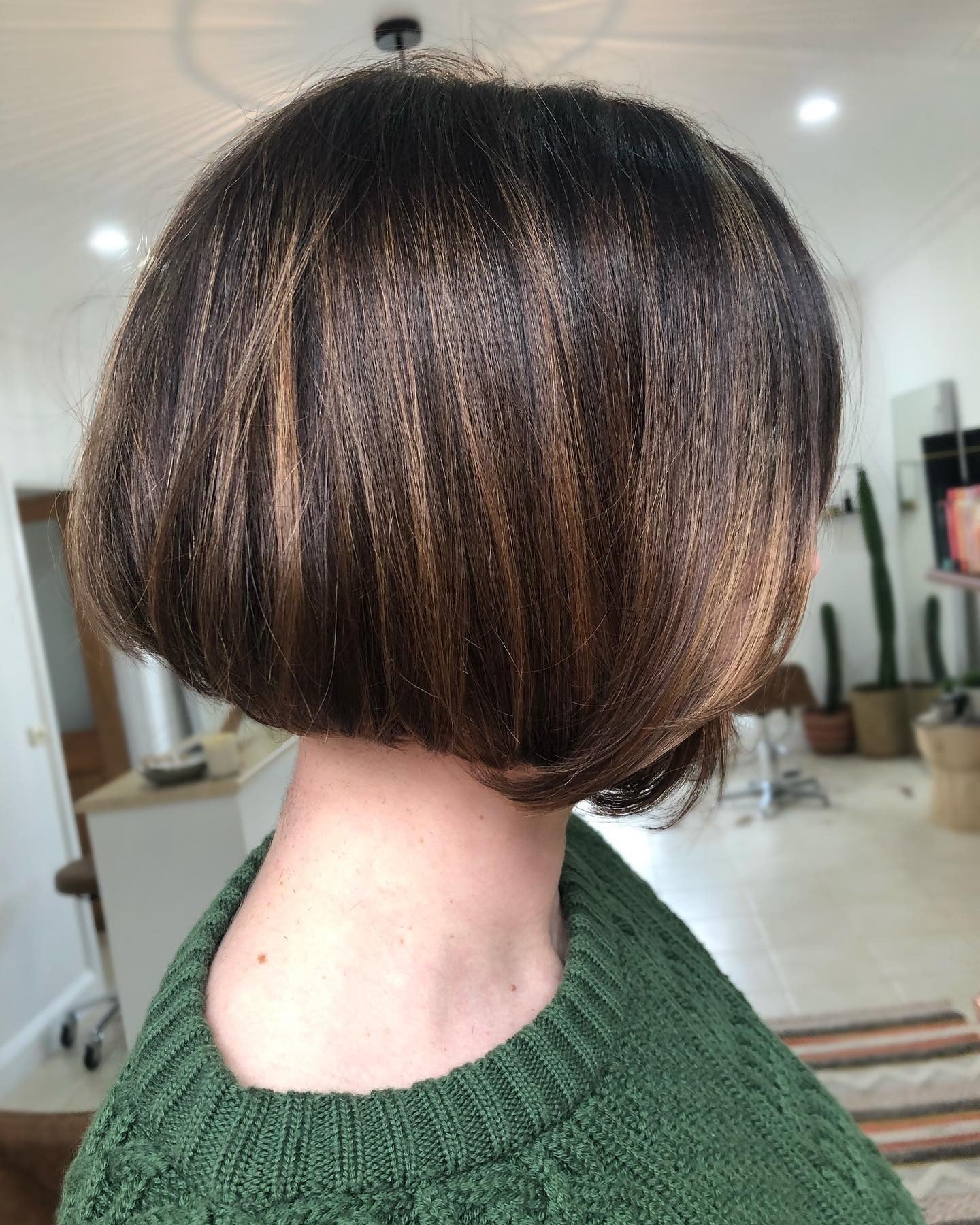 5. Abgerundeter Brünette Bob mit subtilen Highlights (Kinnlänge Bob)