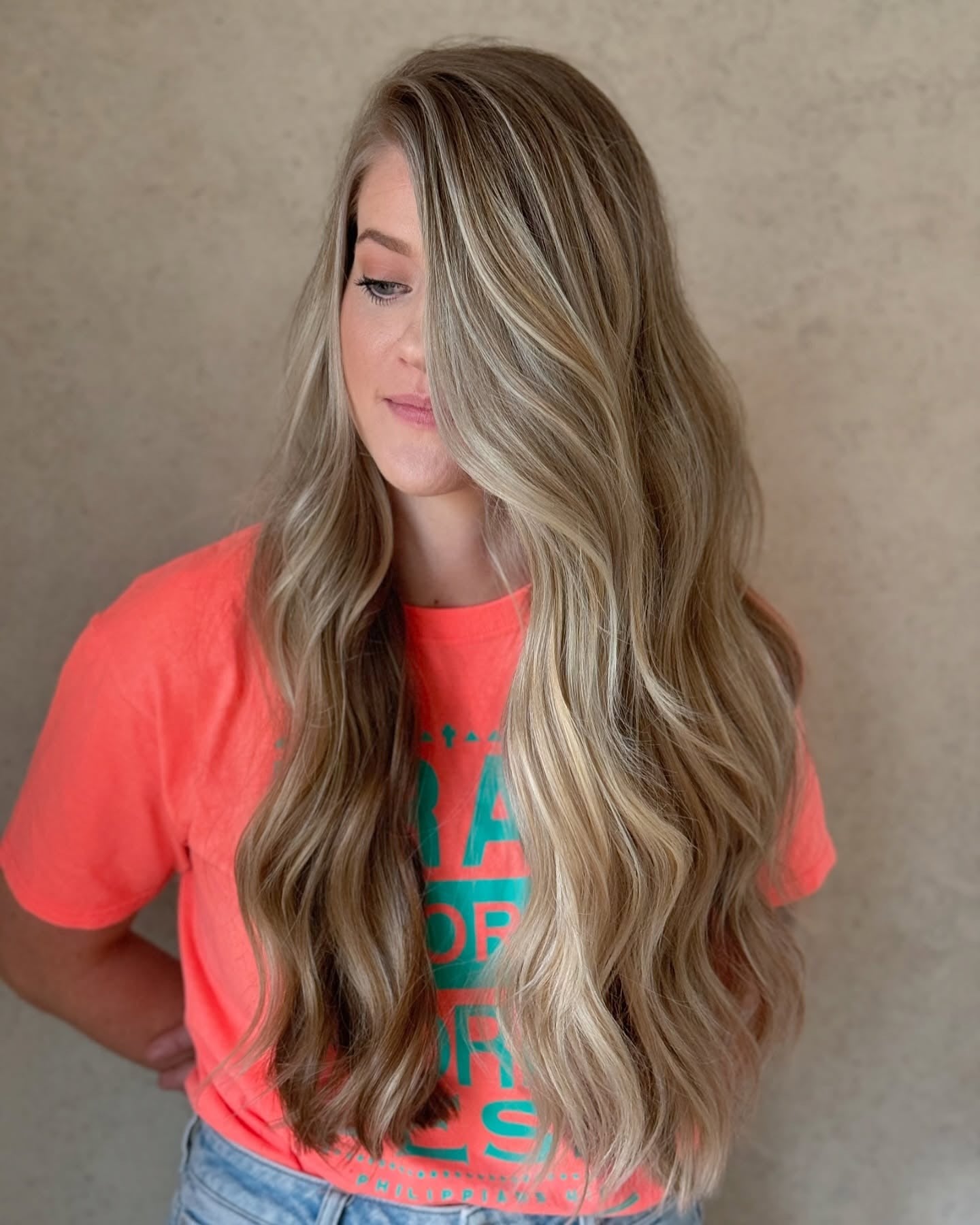 5. Sandy Beige Blonde mit dimensionalem Balayage (langes blondes Haar)