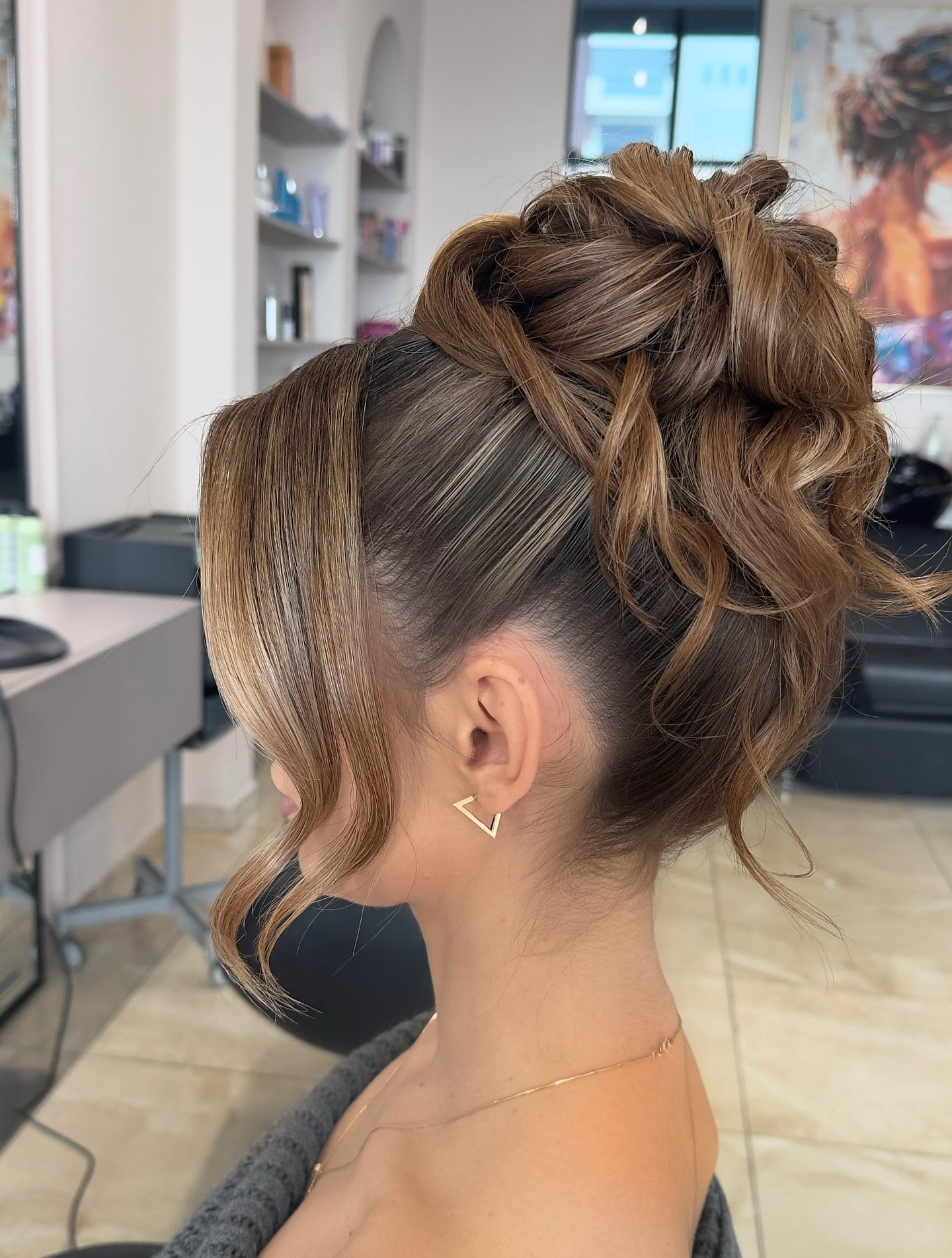 5. Skulptierte lockige Hochsteckfrisur mit Karamell -Highlights (einfache Frisuren)