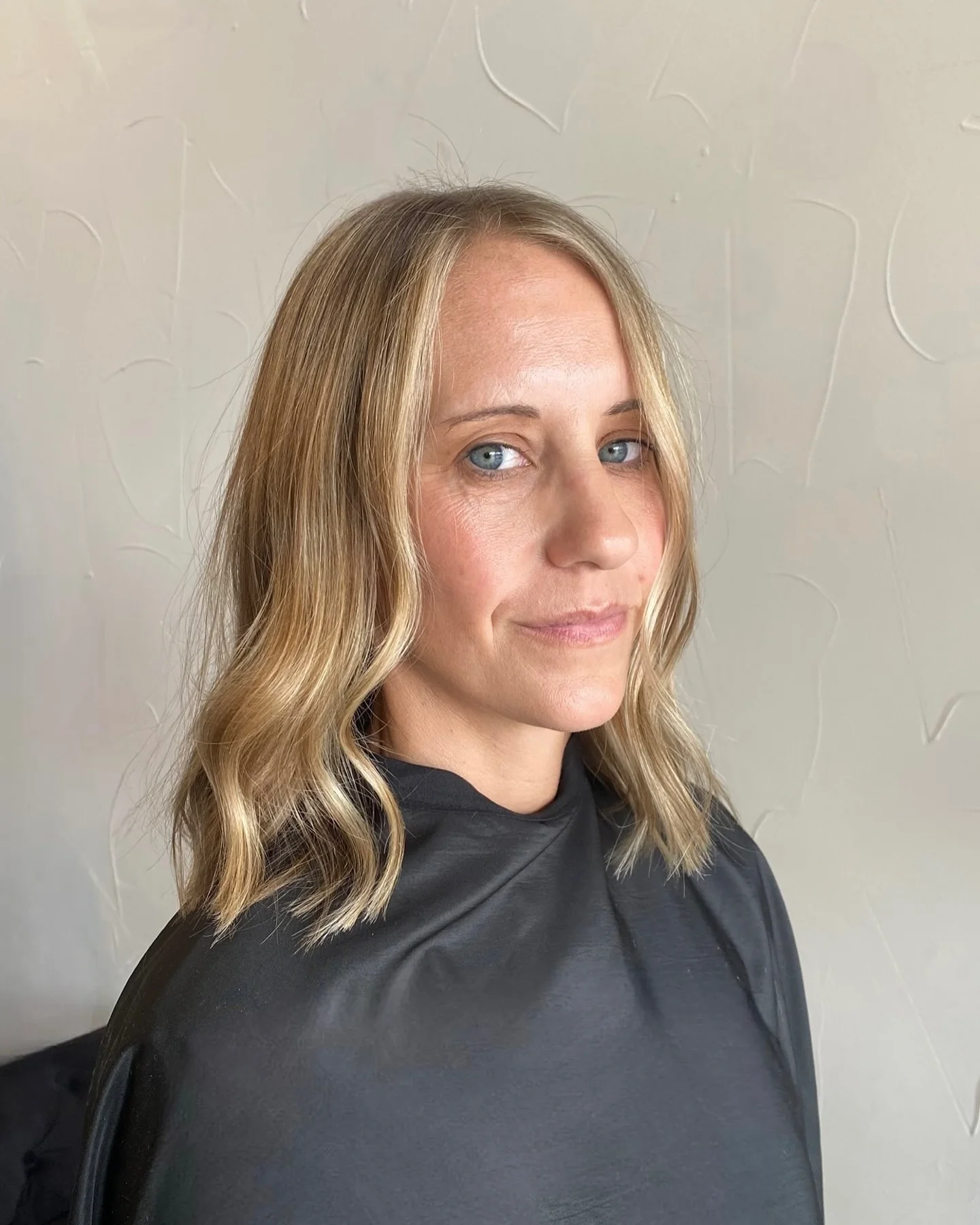 5. Schulterlange blonde Wellen mit Money Piece (schulterlanges Haar)