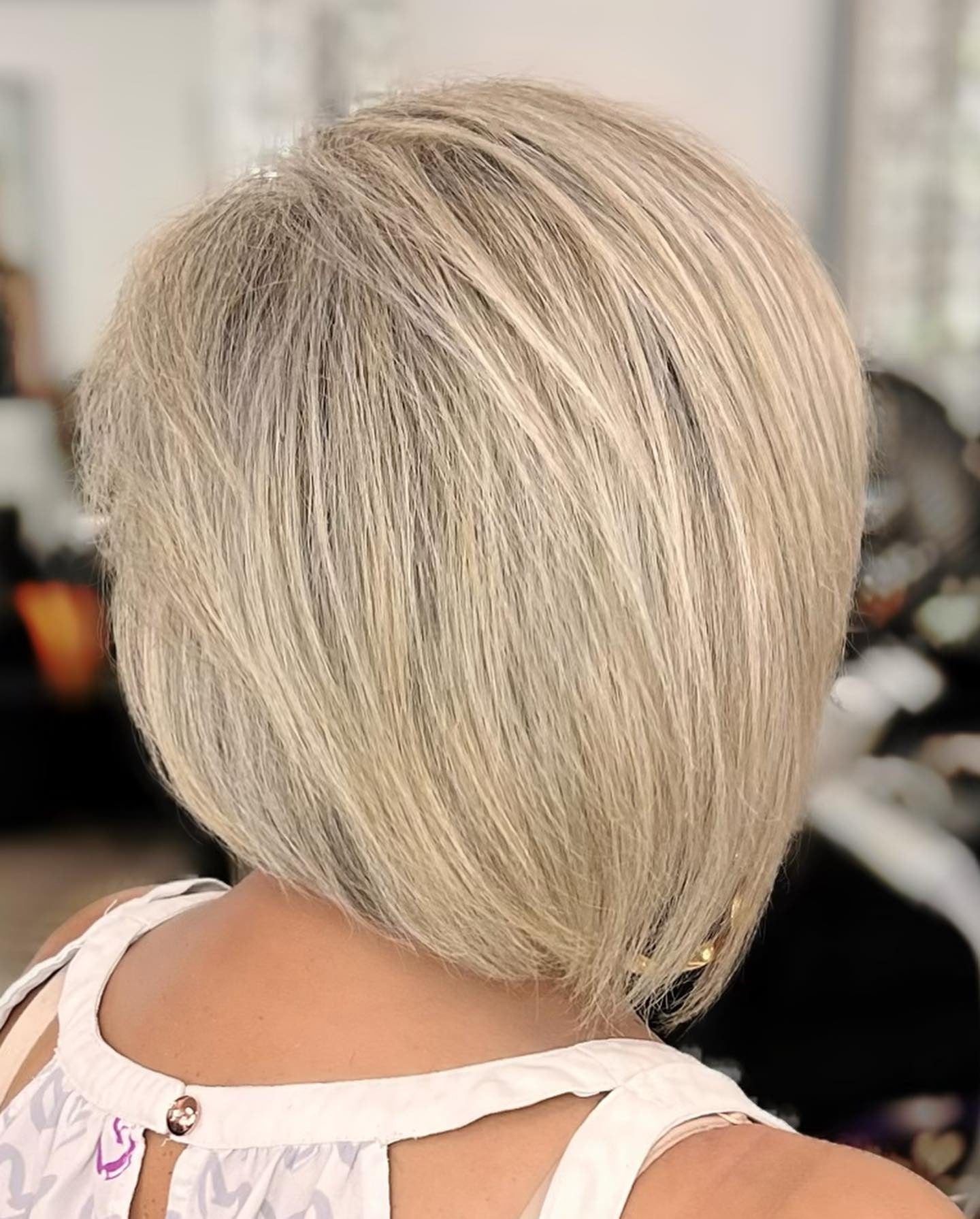 5. Sleek Ash Blonde Bob (helle aschblonde Haarfarbe)
