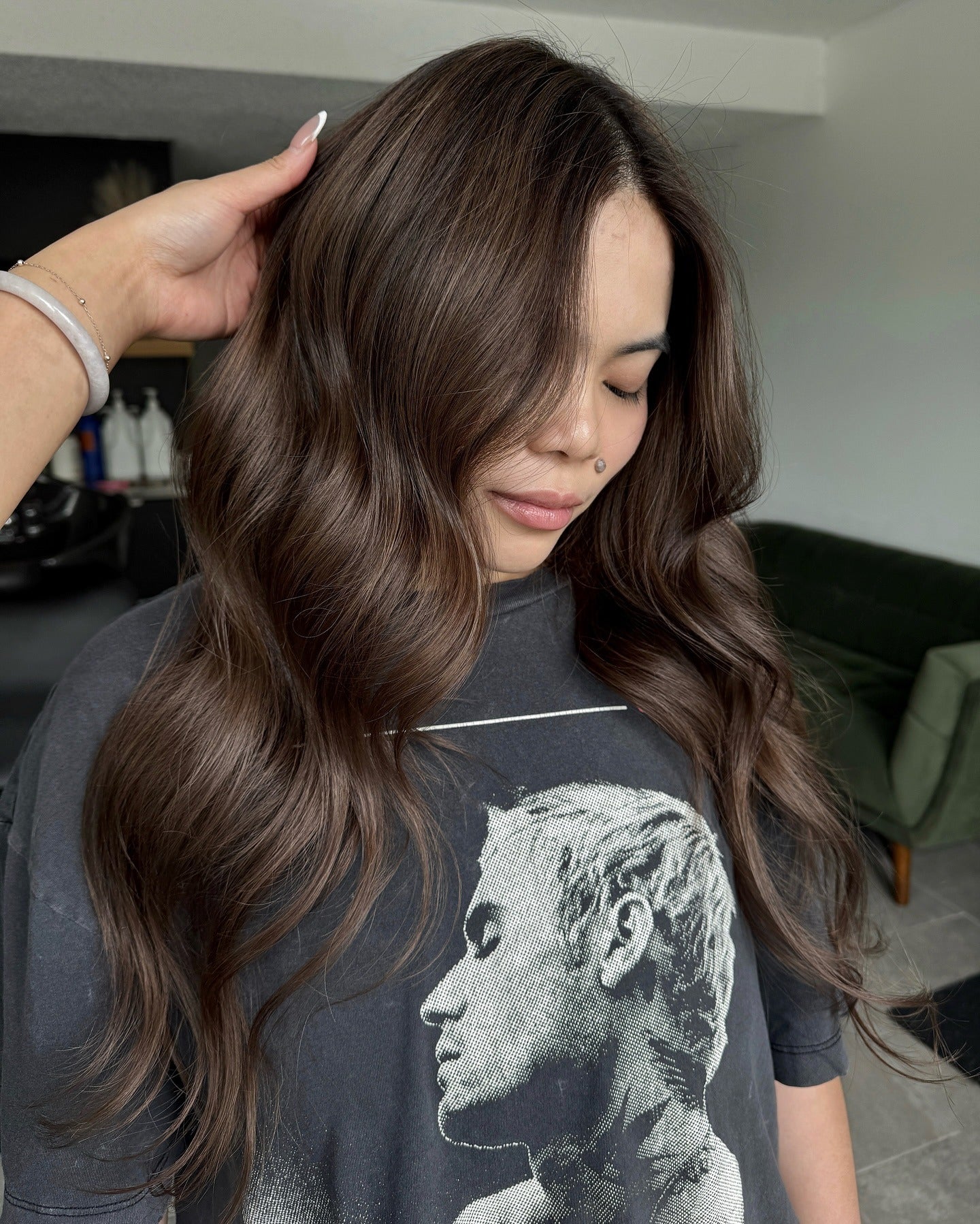 5. schlanker Kakaobraun mit nahtlosen Wellen (schokoladenbraunes Haar mit Highlights)