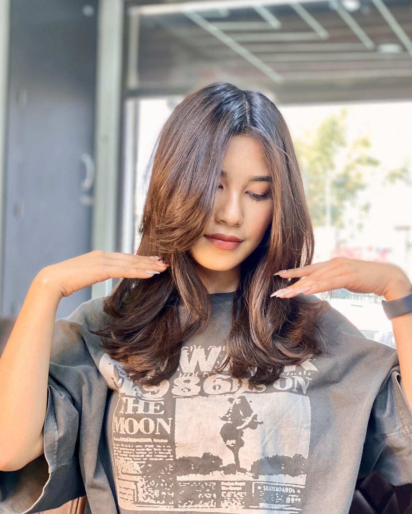 5. schlanker Kaffee braun mit gekrümmten Schichten (mittelgroße Schichthaarschnitte)