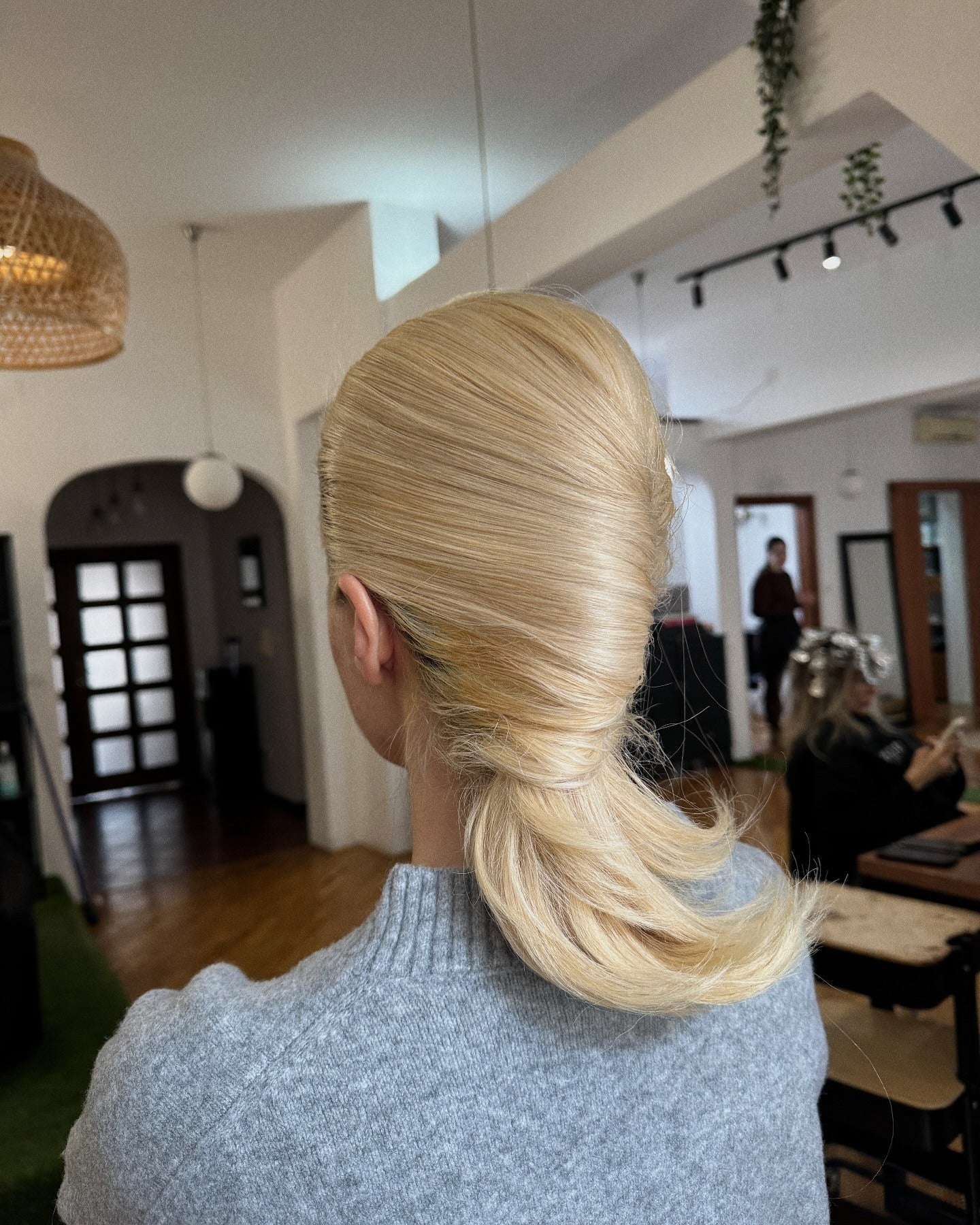 5. Sleek Low Twist Ponytail - Platinblond (90er Jahre Frisuren)