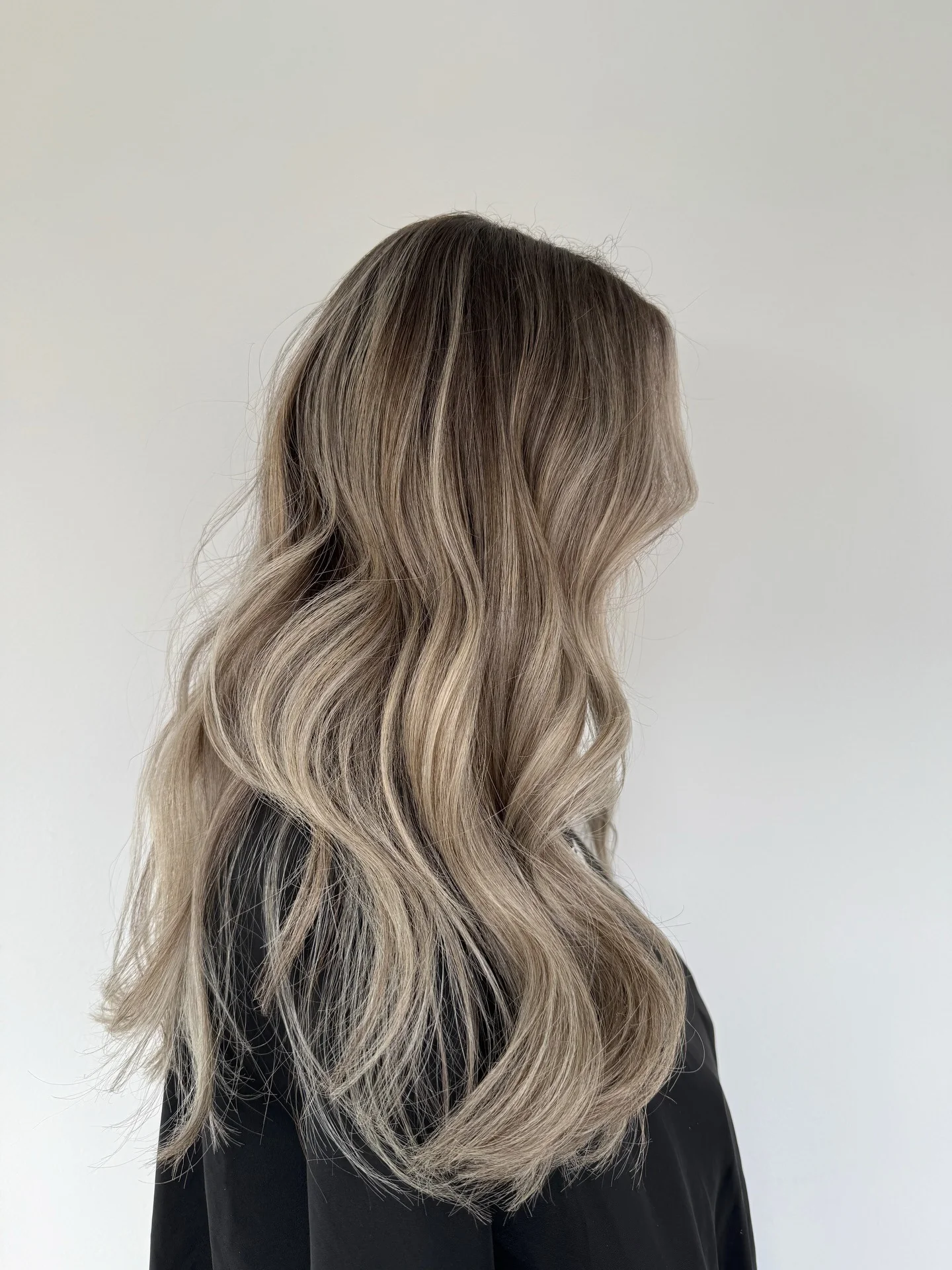 5. Rauchiges, aschblondes Balayage mit langen, nahtlosen Schichten (Balayage-Haarfarben)