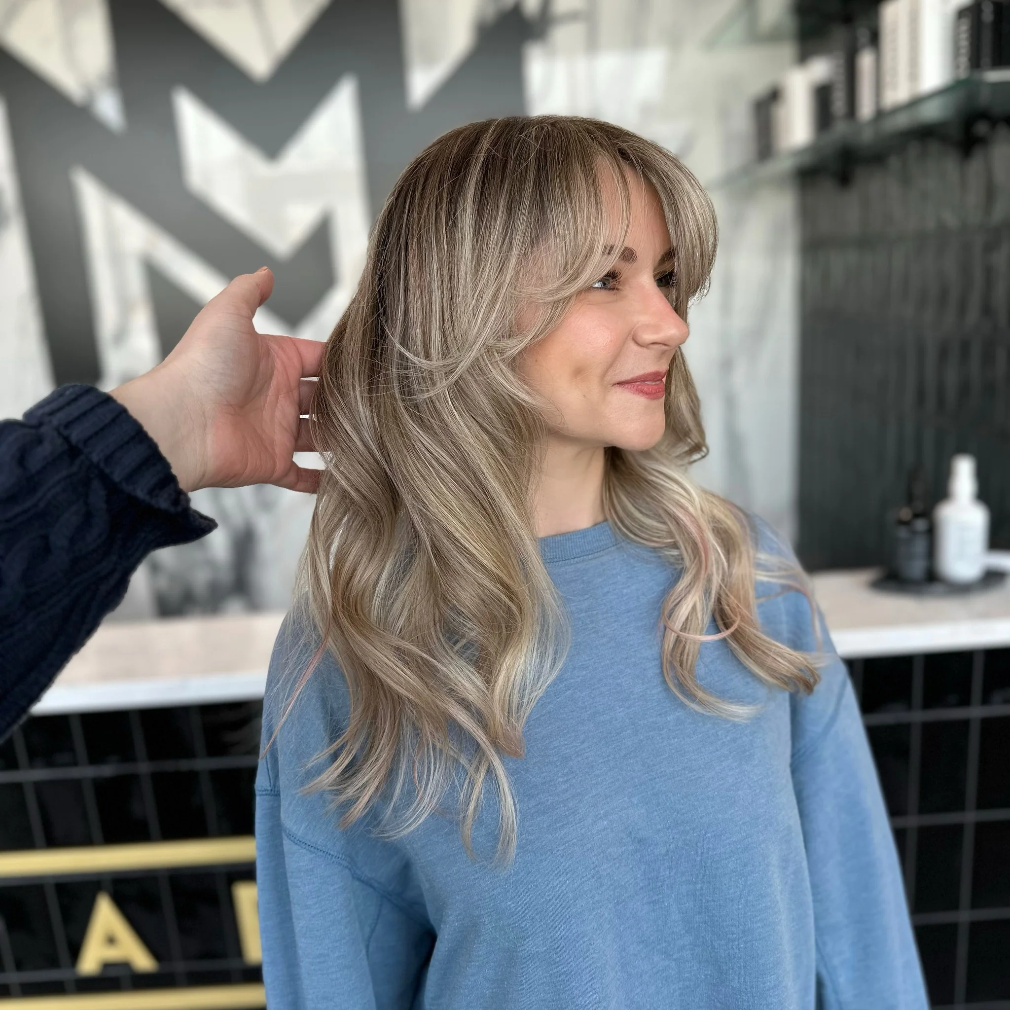 5. Rauchblonde Stufen mit luftigem Vorhang-Pony (Wispy Layered Haircuts)