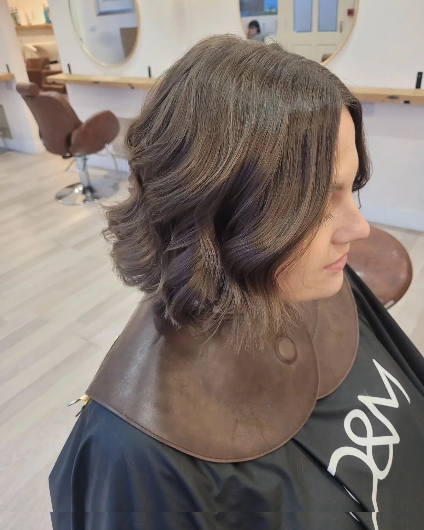 5. Smoky Brunette Wavy Bob mit Mittelscheitel (Wavy Bob Hair)