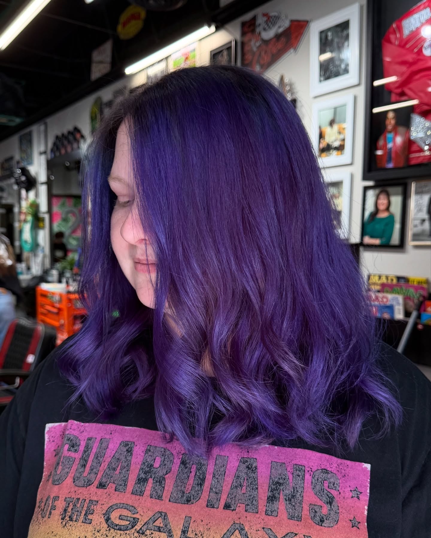 5. Smoky Purple Bob mit Electric Pink Peekaboo Ends (lila Haarfarbe)