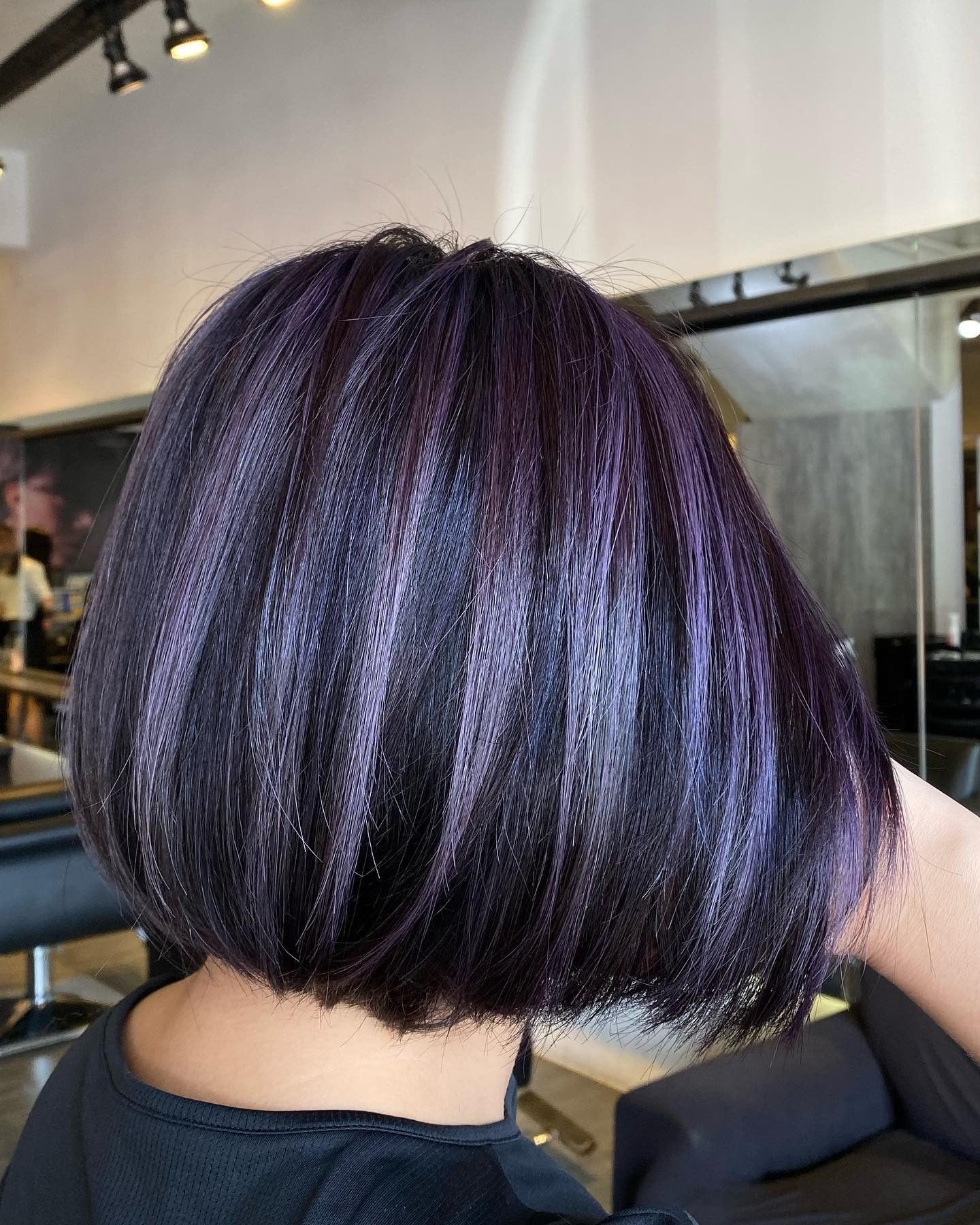 5. Smoky Violet Highlights auf Präzision französischer Bob (hebt Haarfarbe hervor)