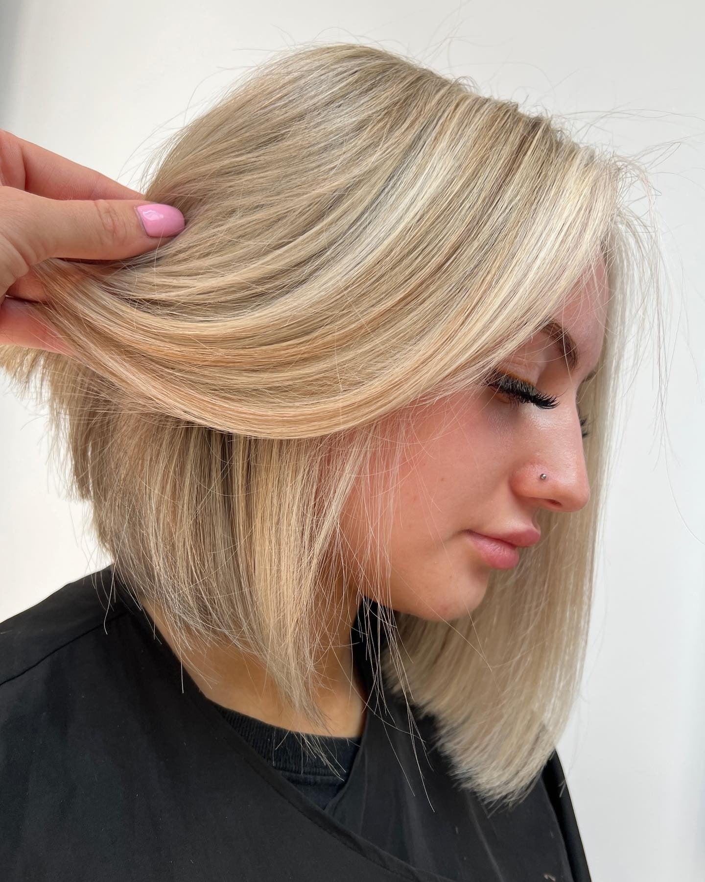 5. Glattes Asche-Butter-Blonde Bob (kurze blonde Frisuren)