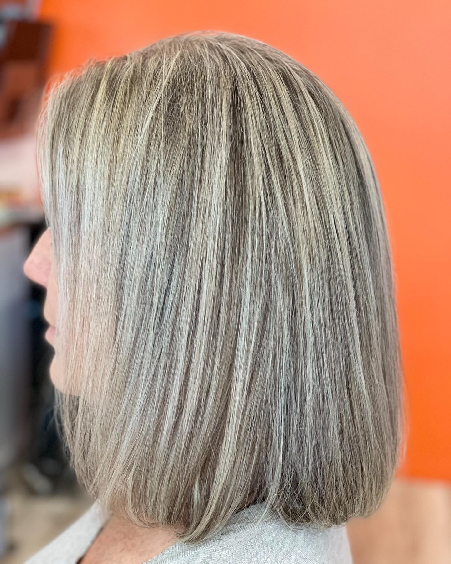 5. Glattes Asche Beige Lob mit subtilen Highlights (aschblonde Haarfarbe)