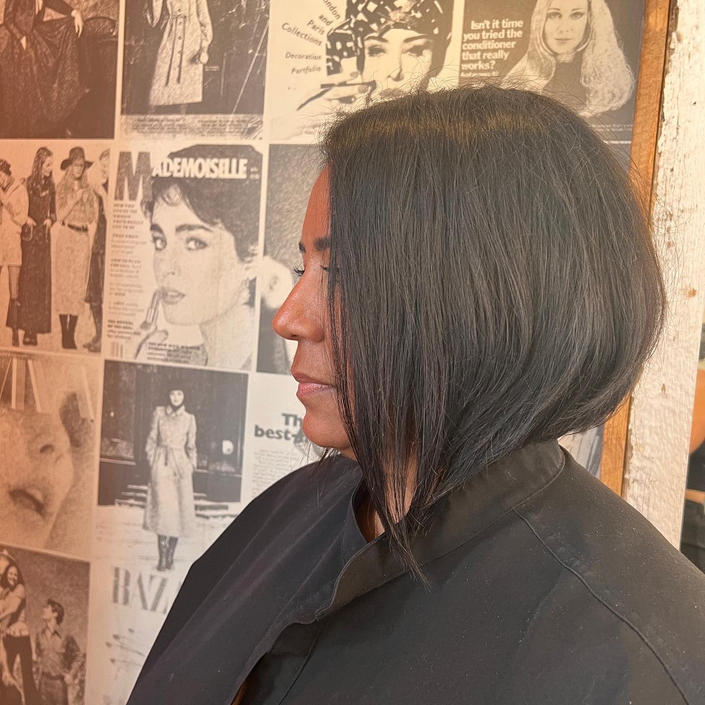 5. Glattes schwarz abgewinkelter Bob mit minimalen Schichten (abgewinkelte Bob -Frisuren)