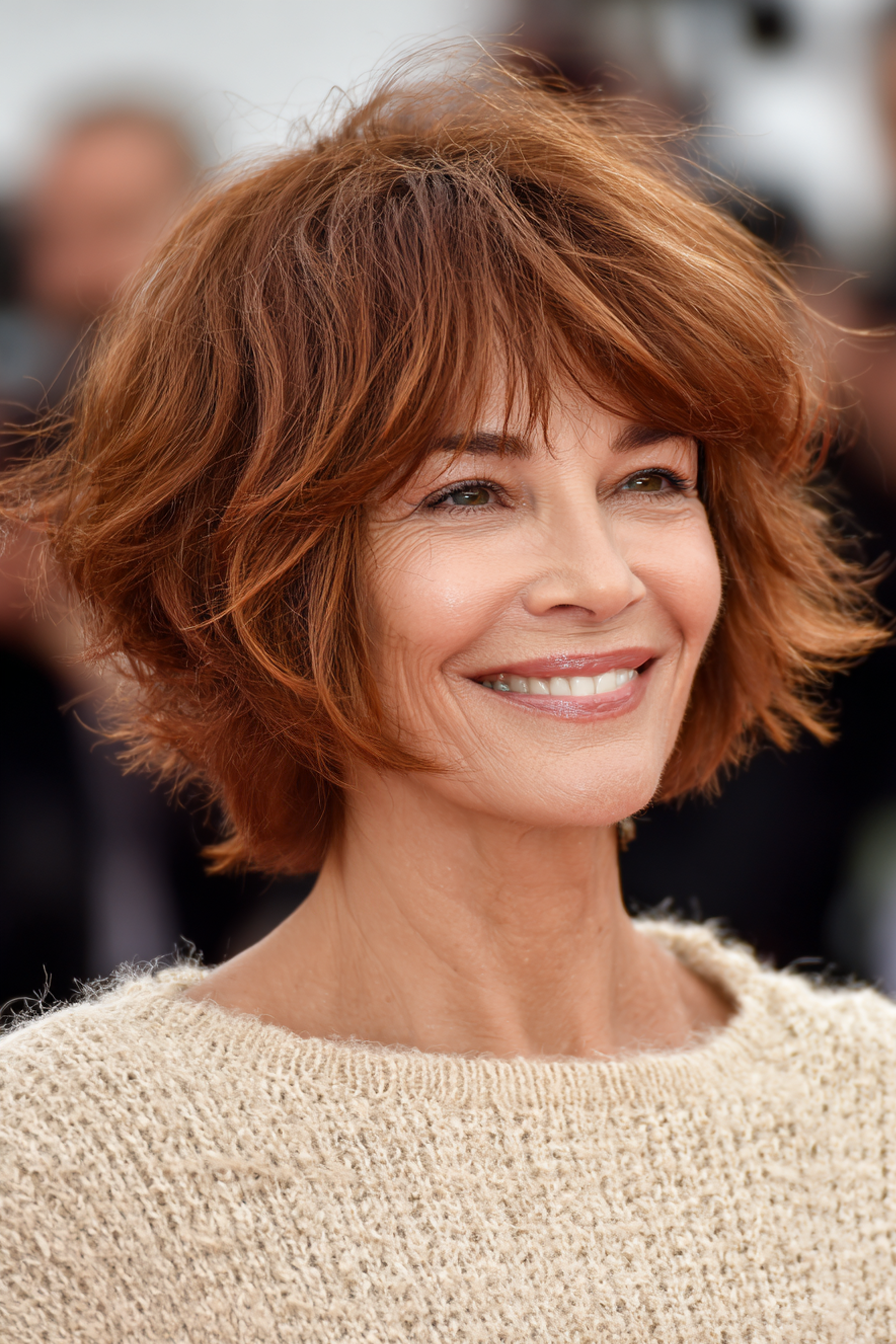 5. Soft Auburn Shaggy Bob (kurze Shag-Frisuren für Frauen über 60) – Kurze Shag-Frisuren für Frauen über 60