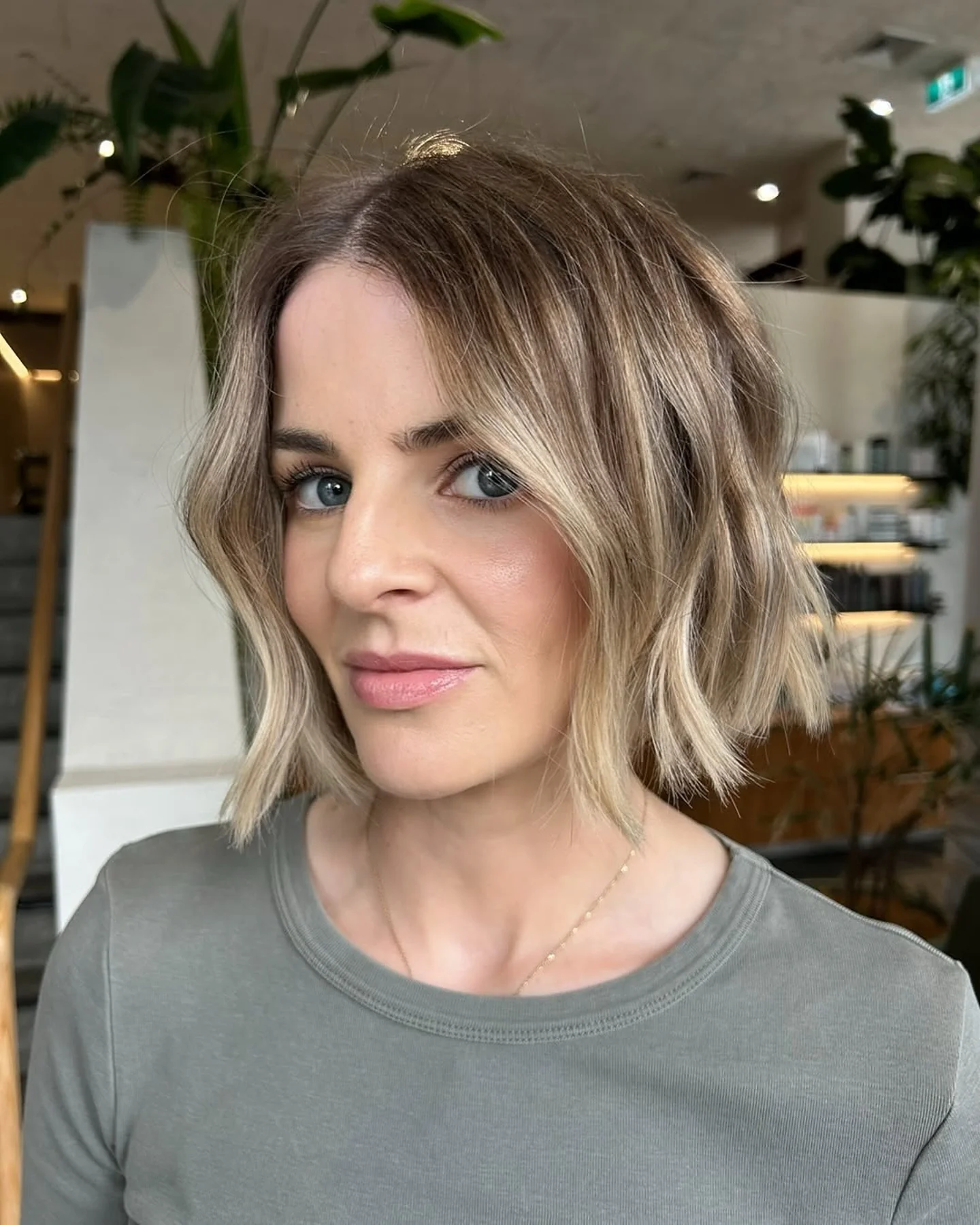 5. Weicher Balayage-Bob mit Wurzelschmelz (unordentlicher Haarschnitt für Frauen)