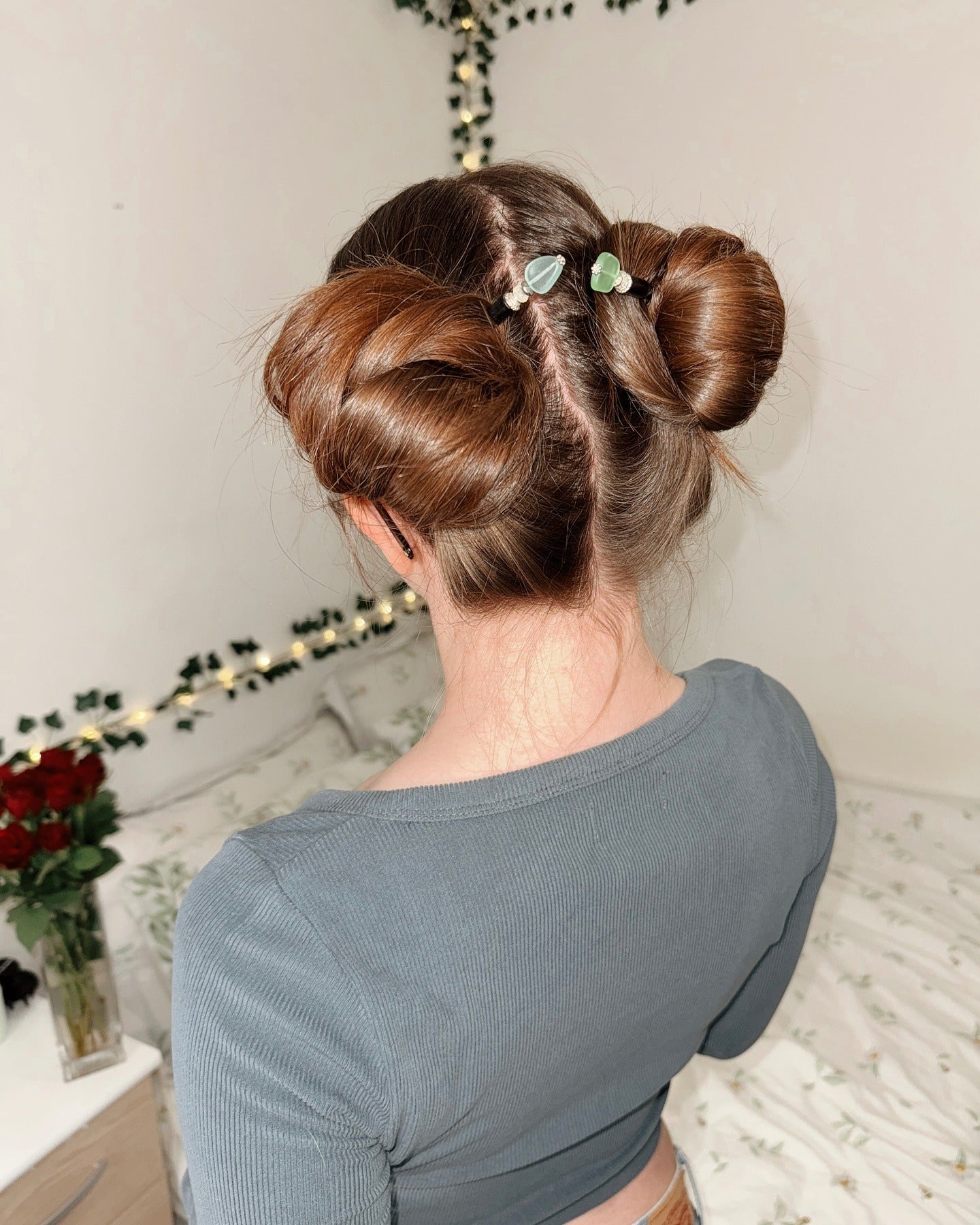 5. Weiche braun verdrehte Raumbrötchen mit Haarzubehör (Space Buns Frisuren)