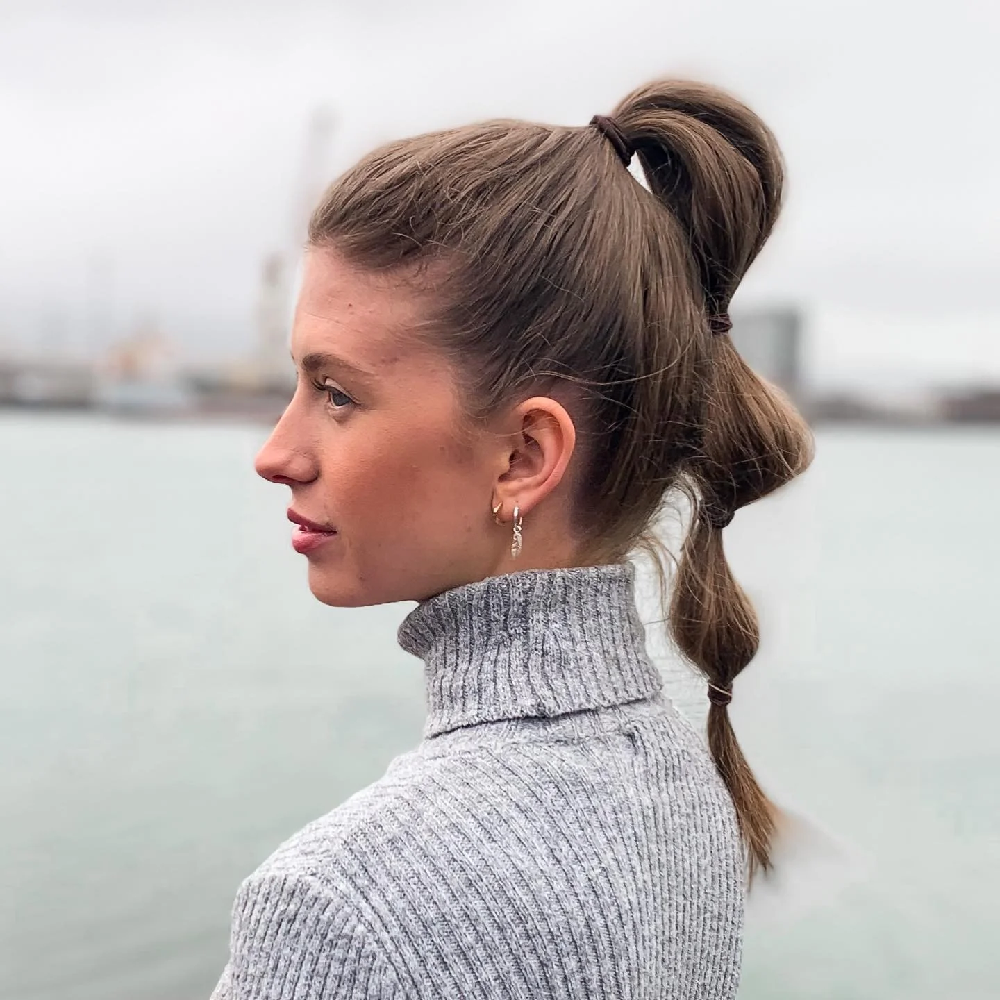 5. Weicher Blasen-Pferdeschwanz mit natürlicher brünetter Dimension (Bubble-Pferdeschwanz-Frisuren)