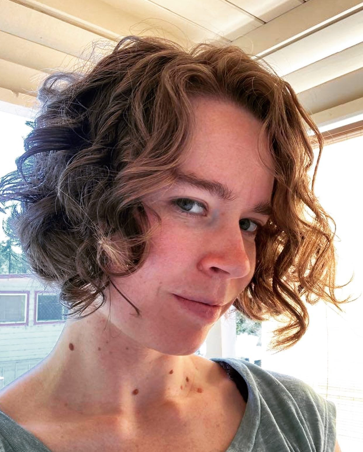 5. Soft Karamell Curly Bob mit Asymmetrie (lockige Bob -Frisuren)