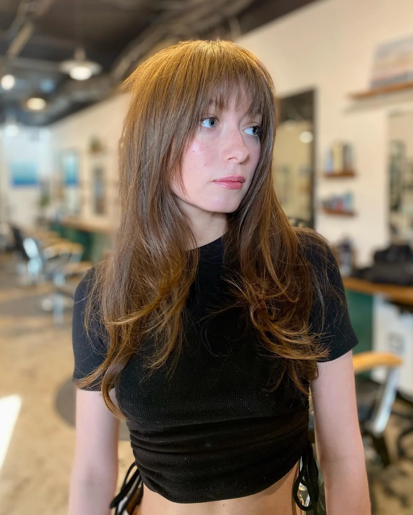 5. Weiche, gefiederte Fransen mit hellen Walnussschichten (unordentlicher Fransenhaarschnitt für Frauen)