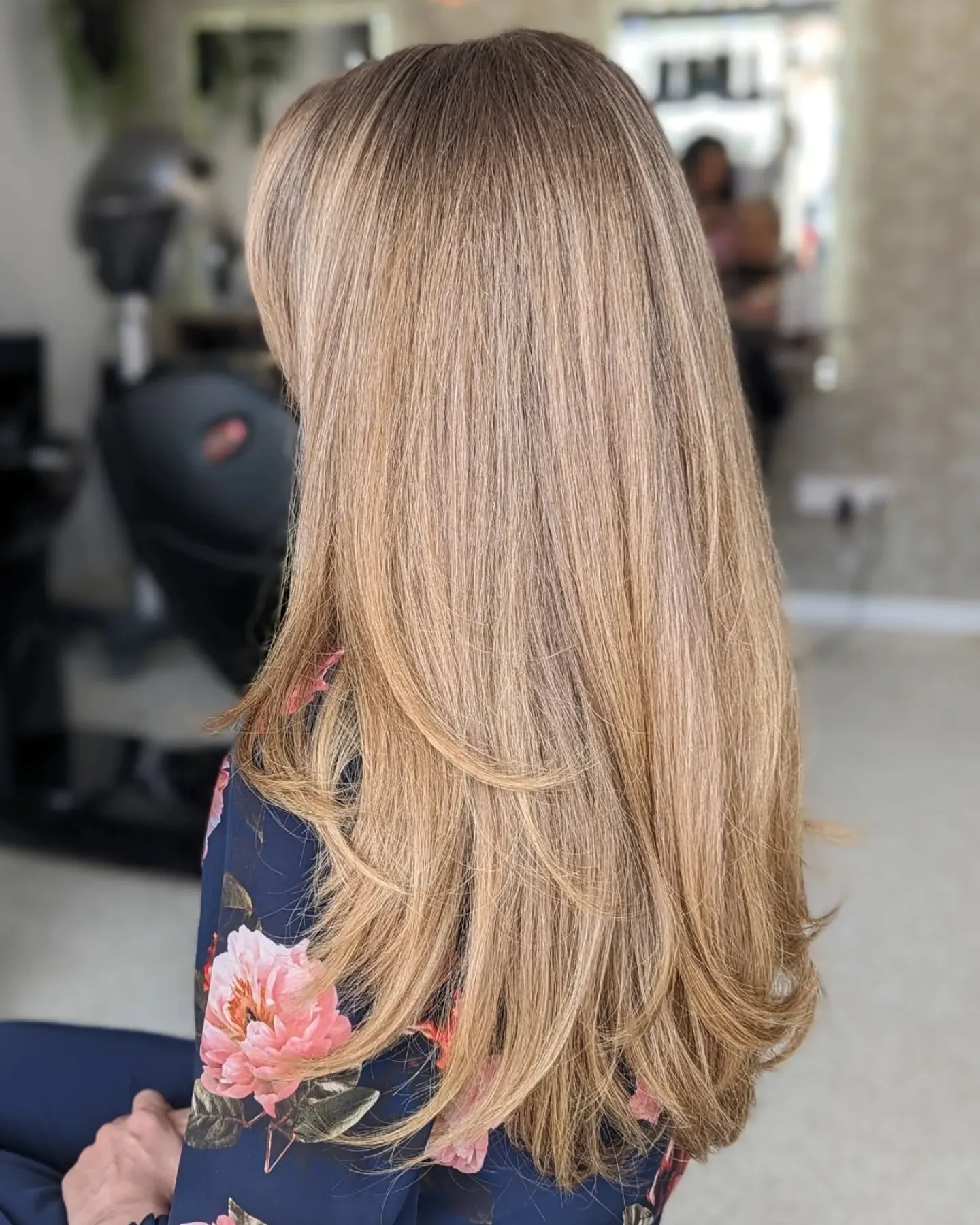 5. Weiche goldene Schichten mit luxuriösem Schwung (lange Stufenfrisuren)