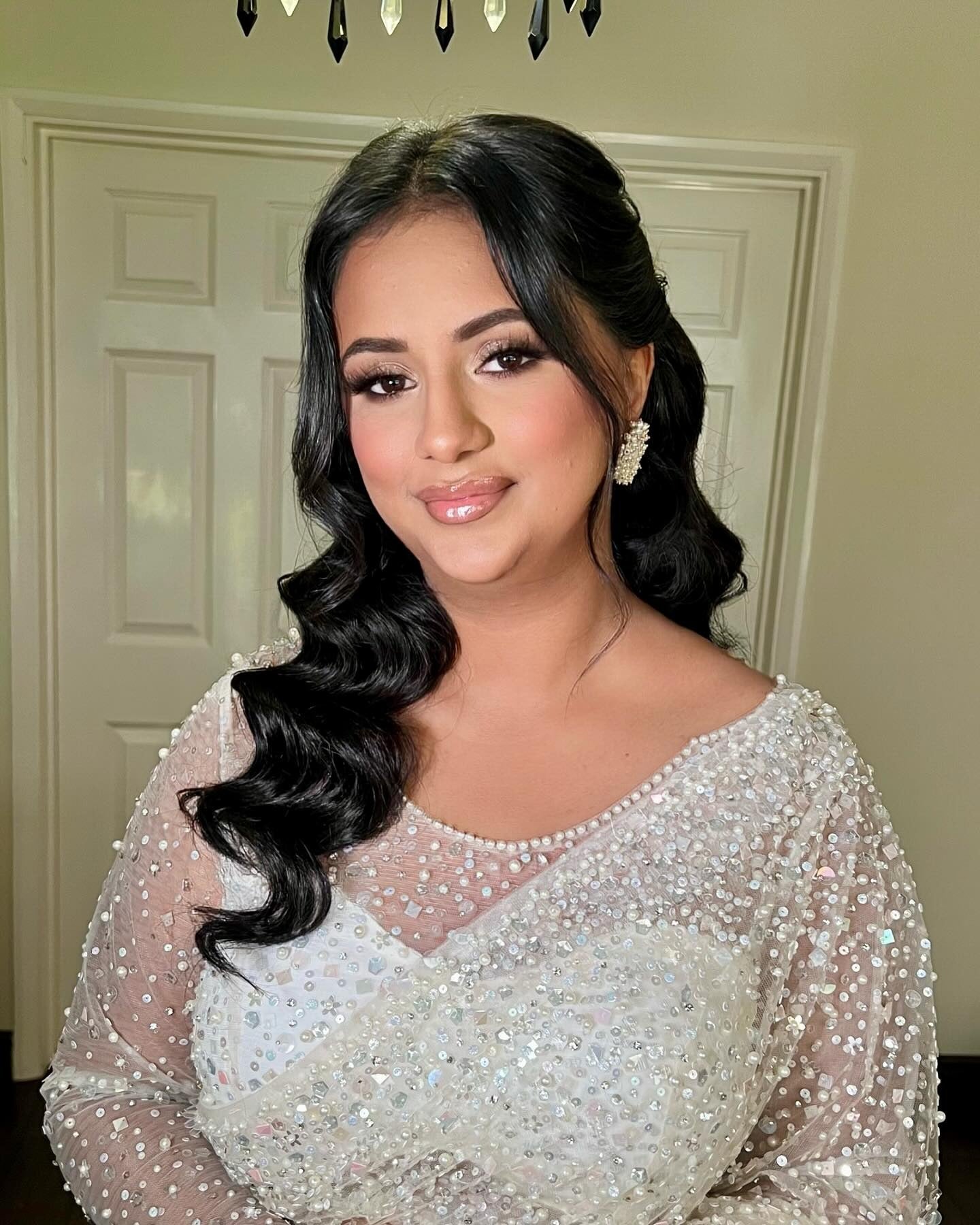 5. Weiche Halbwellen mit Seitenteil (elegante Frisuren)