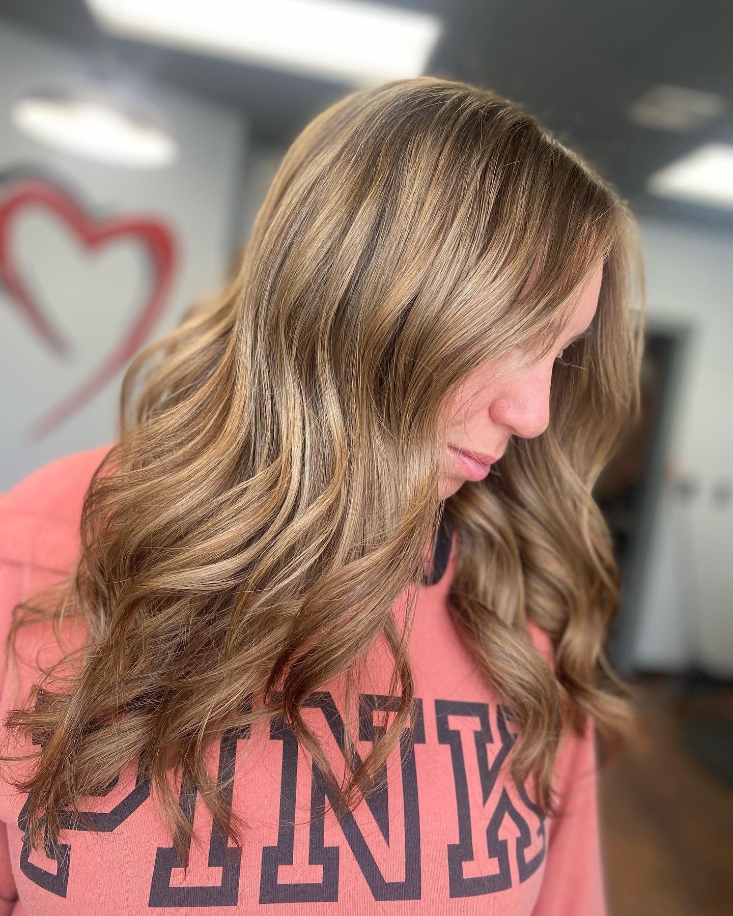 5. Sanfte honigbraune Wellen mit feinen Highlights (Honigbraune Haarfarbe)