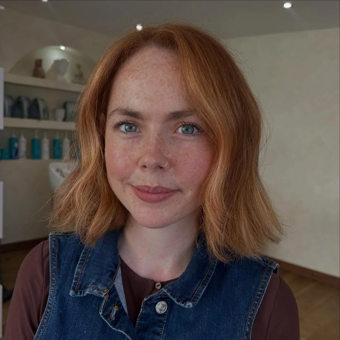 5. Weicher mittlerer Bob mit Kupfertönen (mittlere Bob-Frisuren)