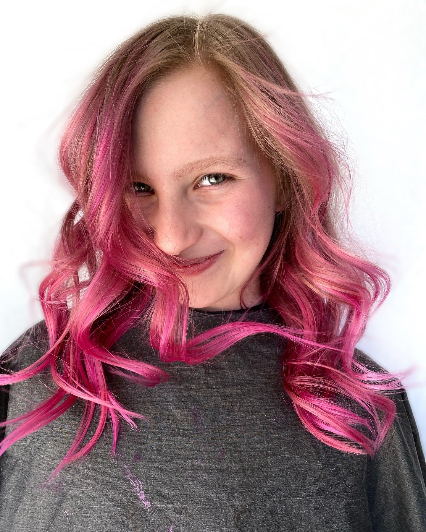 5. Weichrosa Balayage auf Honigblonde Basis (rosa Haarfarbe)