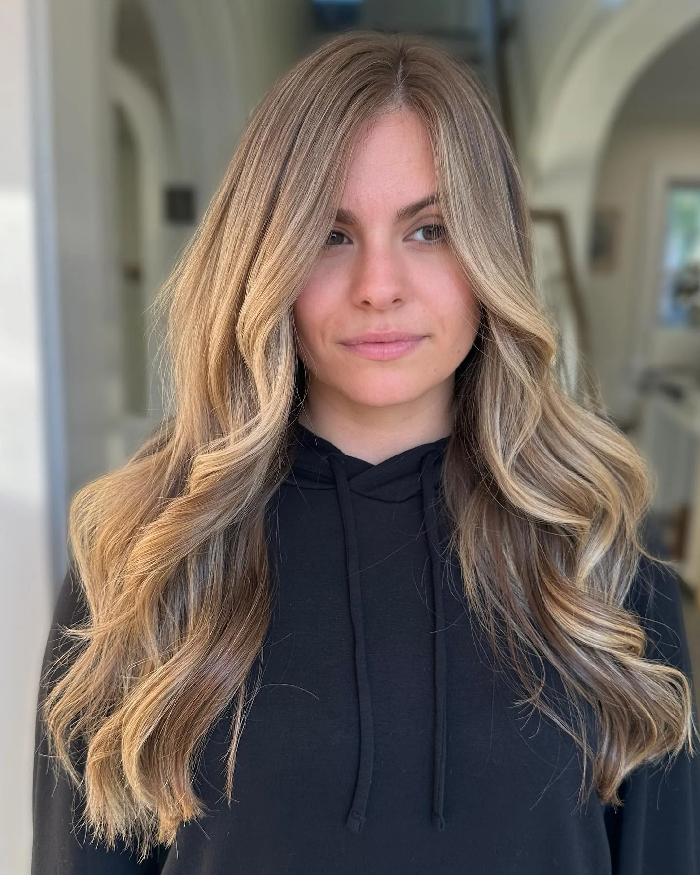 5. Weiches Sandblond mit gesichtsrahmenden Schichten (lange strukturierte Schichten)