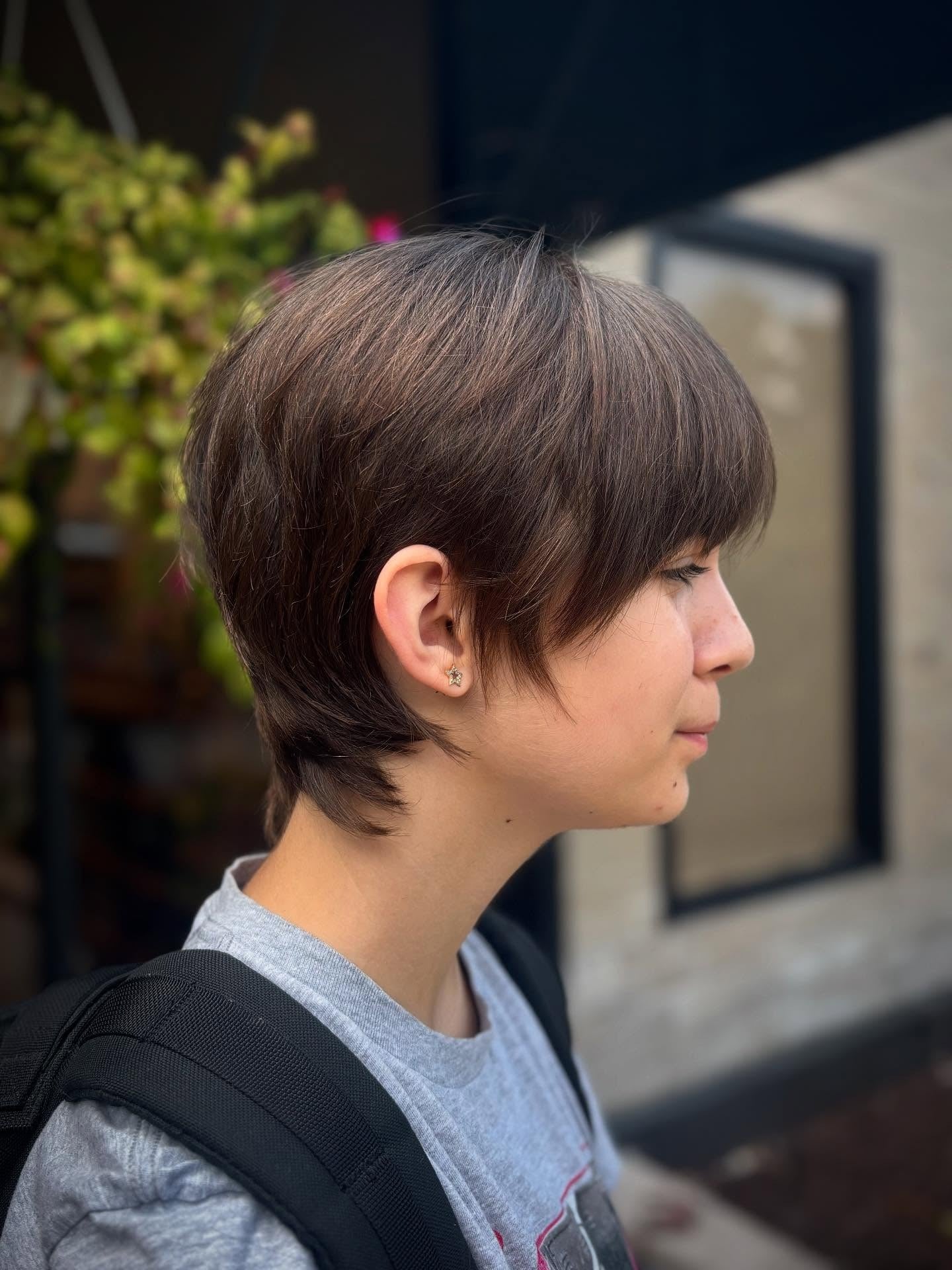 5. Weich geformter brauner Pixie mit gefiederten Enden (Pixie-Haarschnitte)