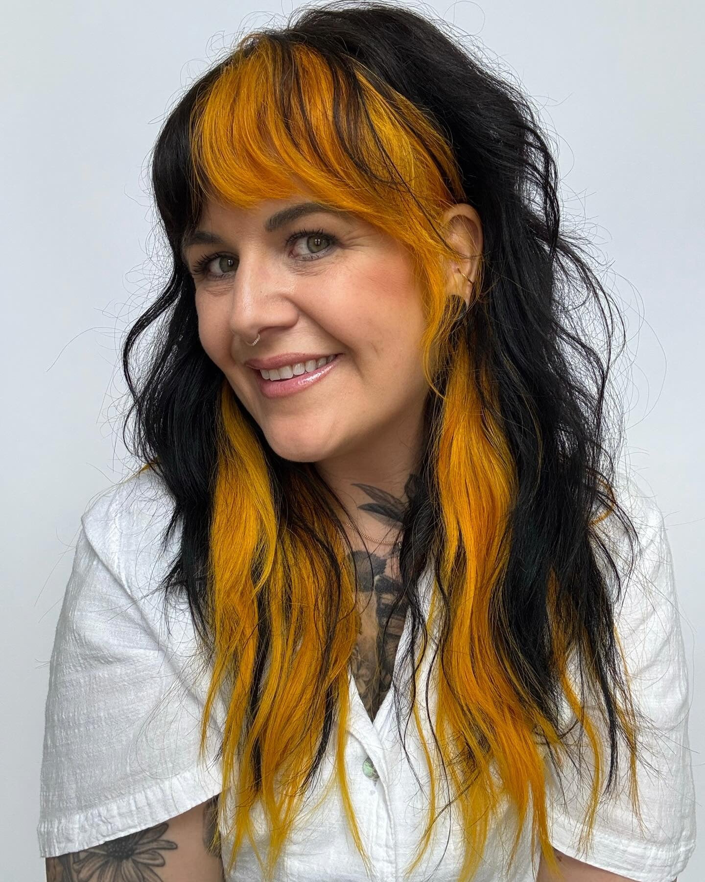5. Statement Layered Shag mit Orangen -Dip -Farbstoff (mittelgroße Shag -Frisuren)