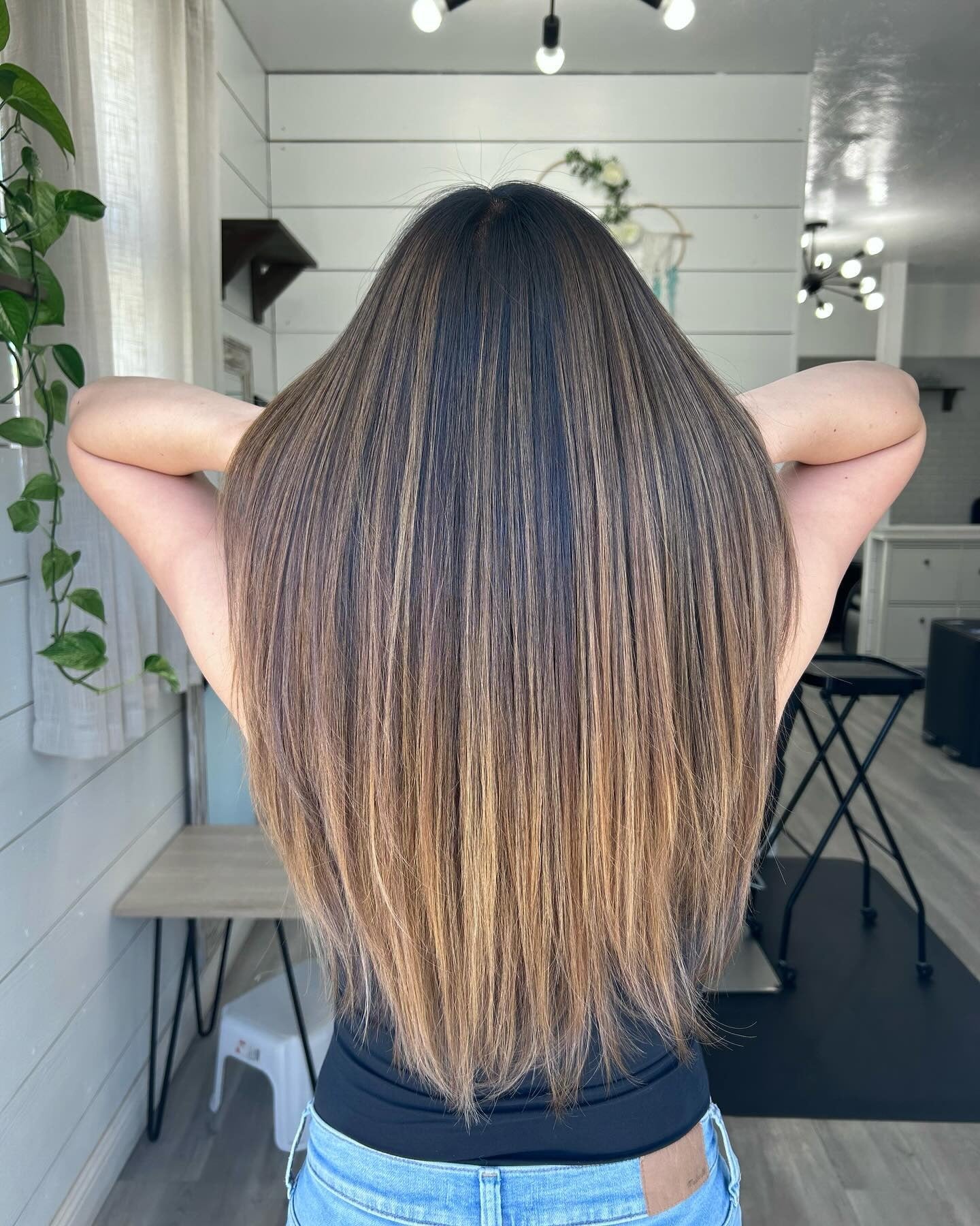 5. Gerade Mischung mit neutralem Karamellbalayage (Karamellbalayage mit Highlights)