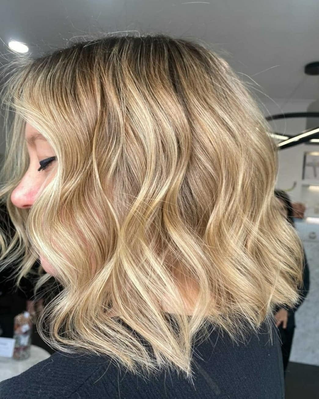 5. Sonnenlicht Blonde Strandwellen (kurze wellige Frisuren)