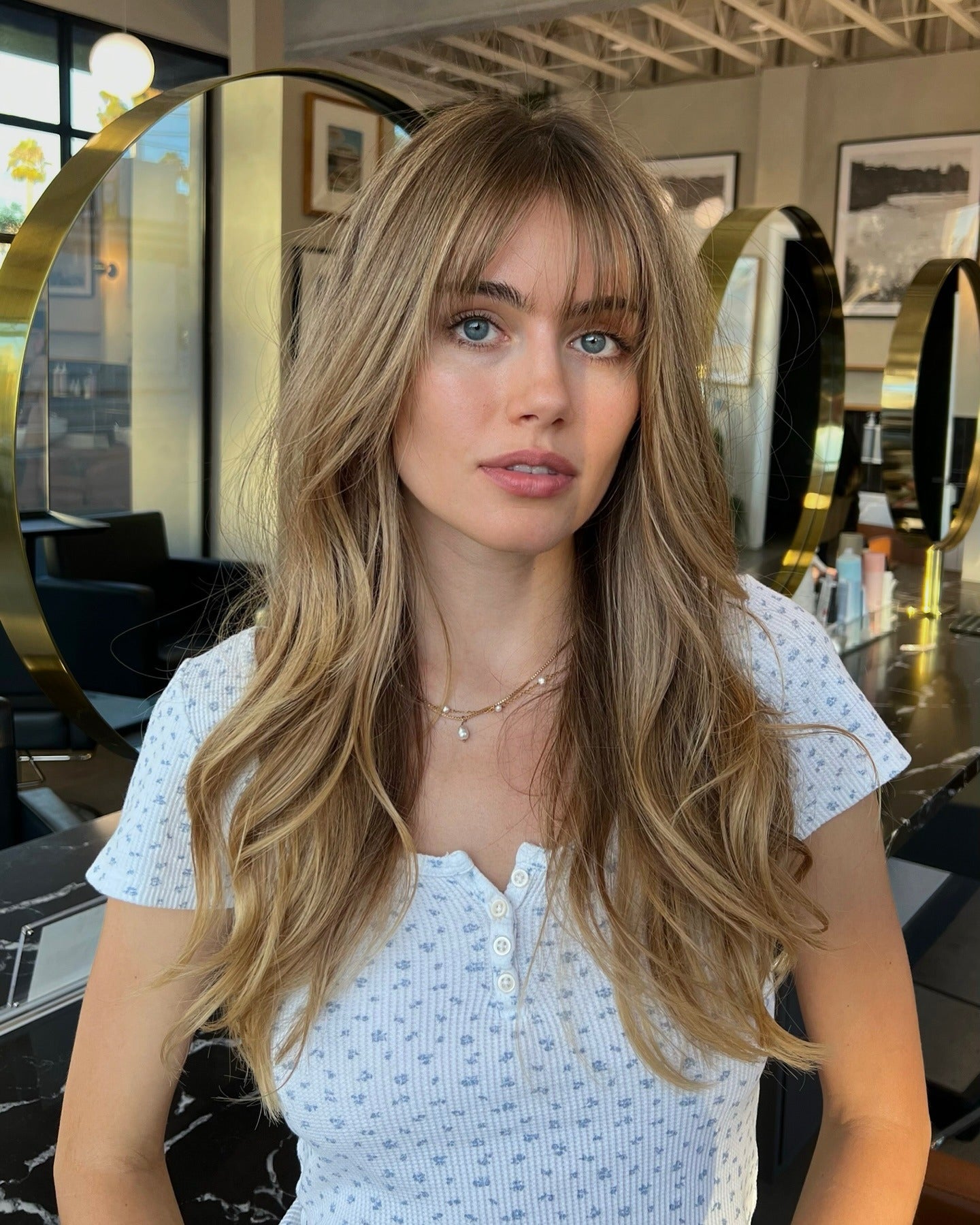 5. Sonnenbeleuchtete blonde wispige Schichten mit Wimpernknochen (lange wispige Haarschnitte)