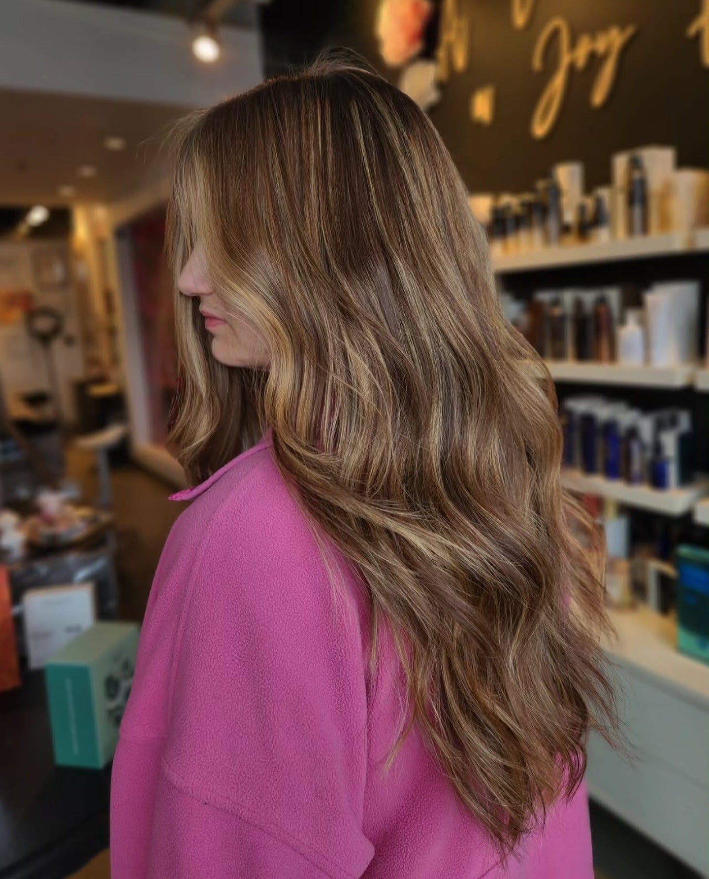 5. Sonnenbeleuchtete brünette Schichten (Frühlingshaarfarbe)