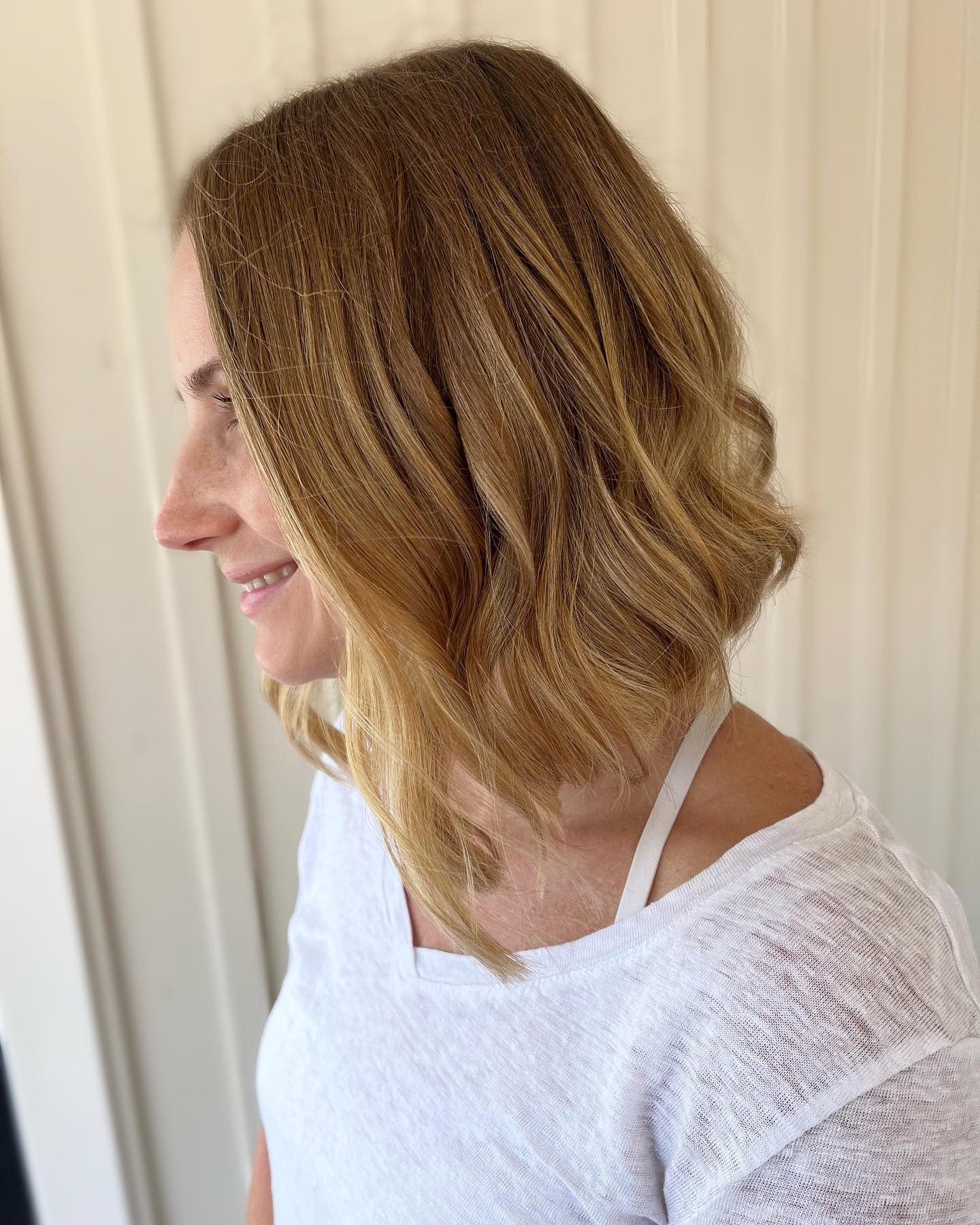 5. Strukturierte abgewinkelte Lob mit Honigblondenwellen (abgewinkelter Lob Haarschnitt)
