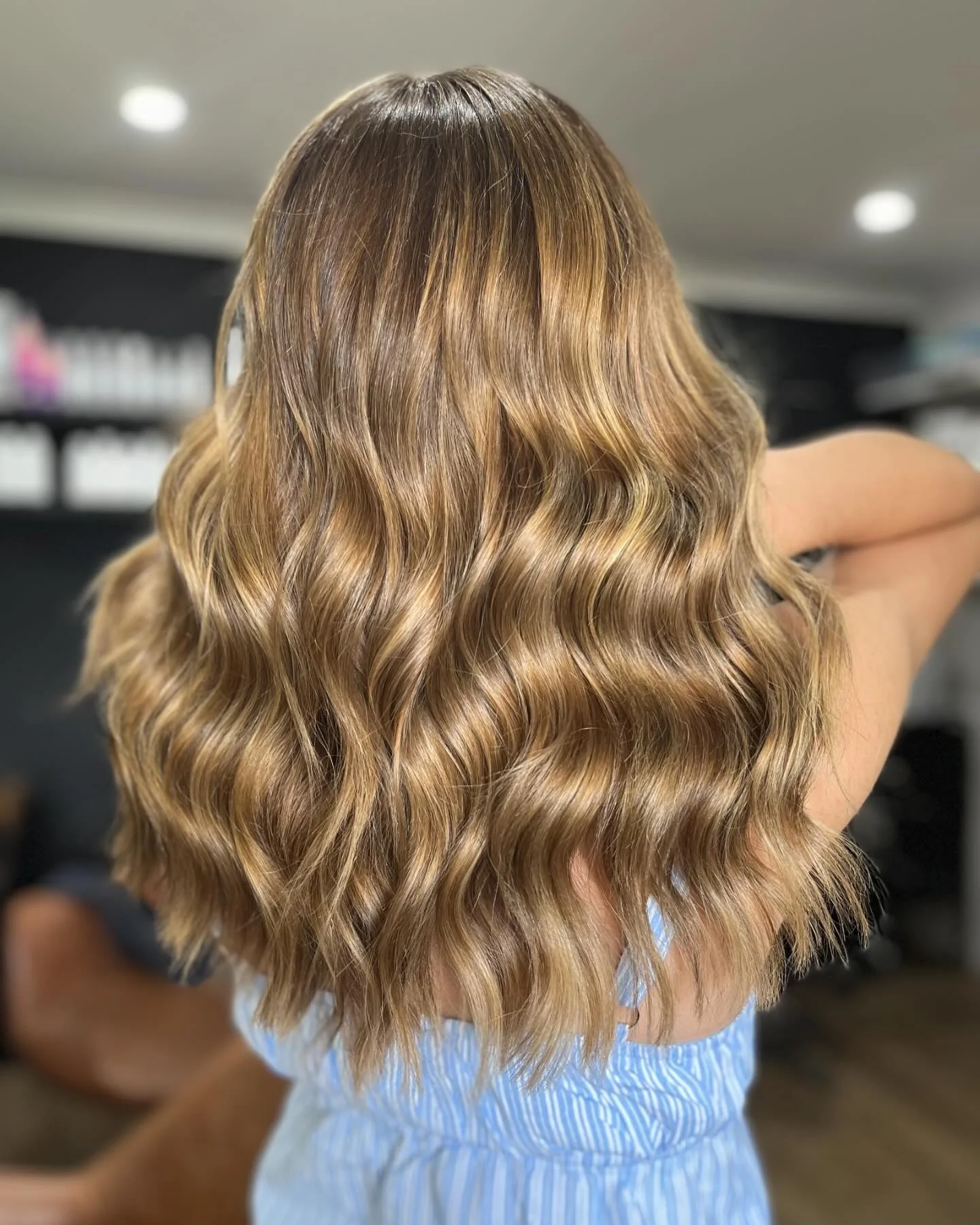 5. Strukturierter goldbrauner Lob mit sanften Wellen (goldbraune Haarfarbe)