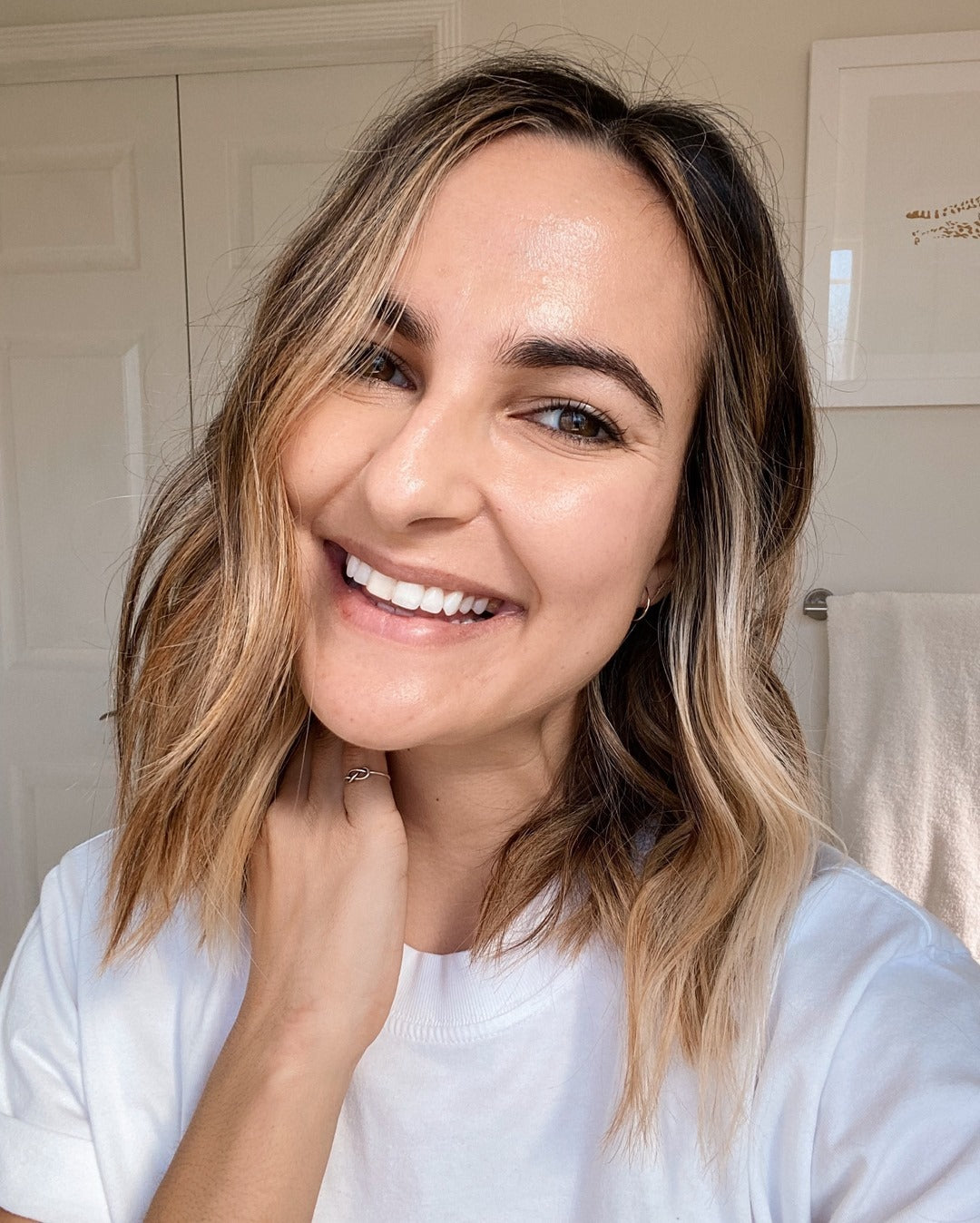 5. Strukturierte mittlere Länge mit sonnenbeschienener Balayage (schulterlange Haare)