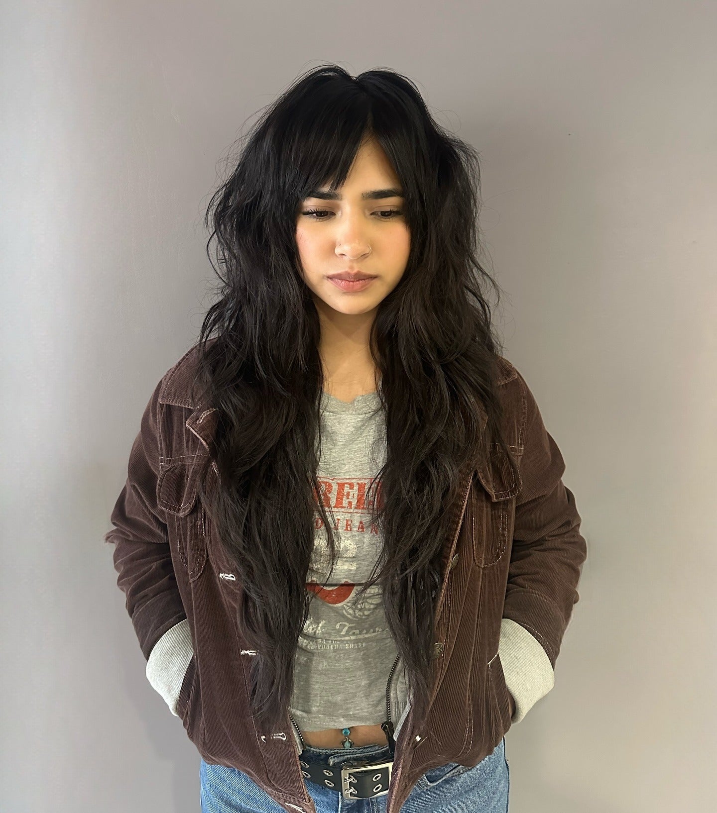 5. Strukturierter Raven Shag mit geraden Across Pony (lange Shag-Frisuren)