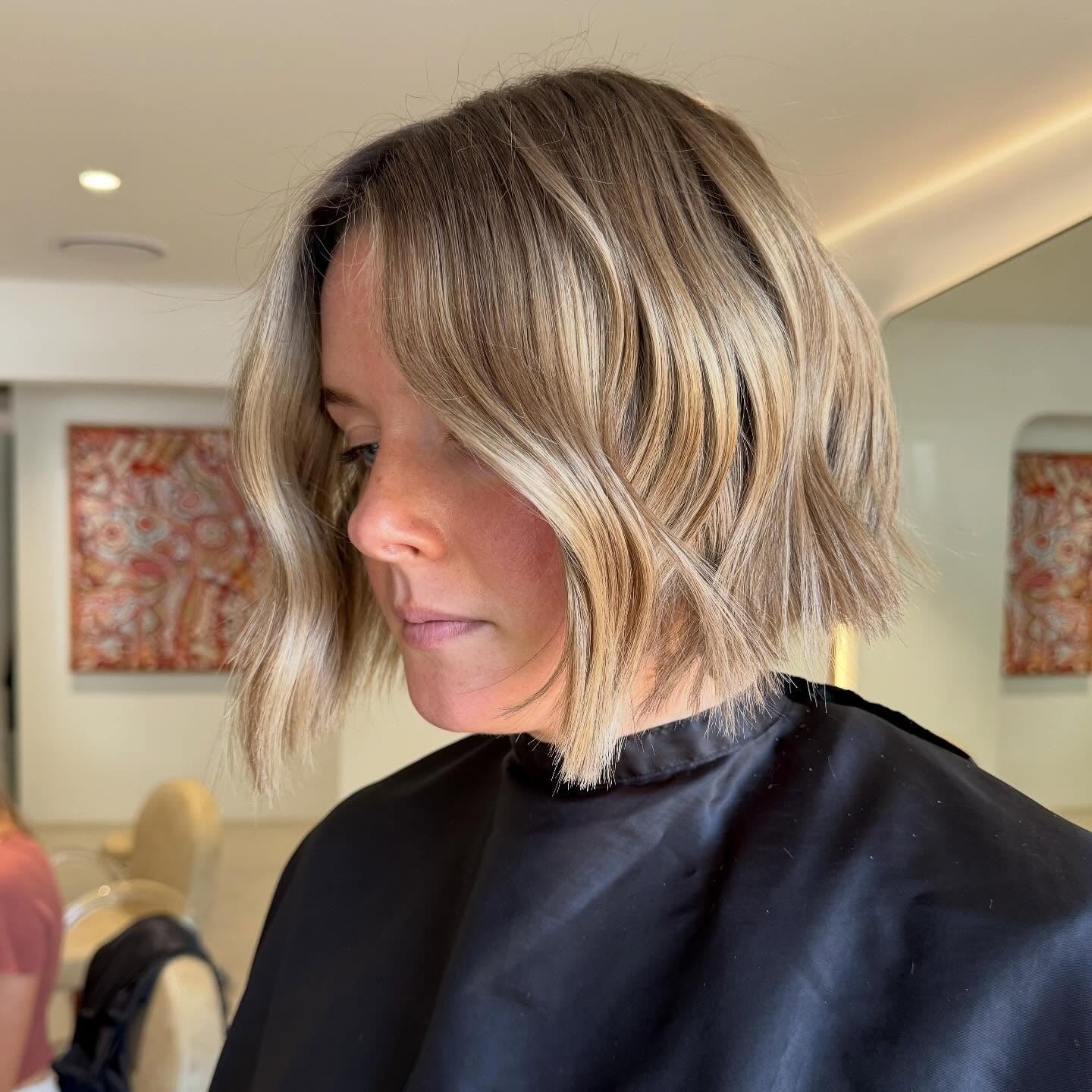 5. Strukturierter kurzer Bob mit dimensionalem Beigeblond (kurzes Bob-Haar)