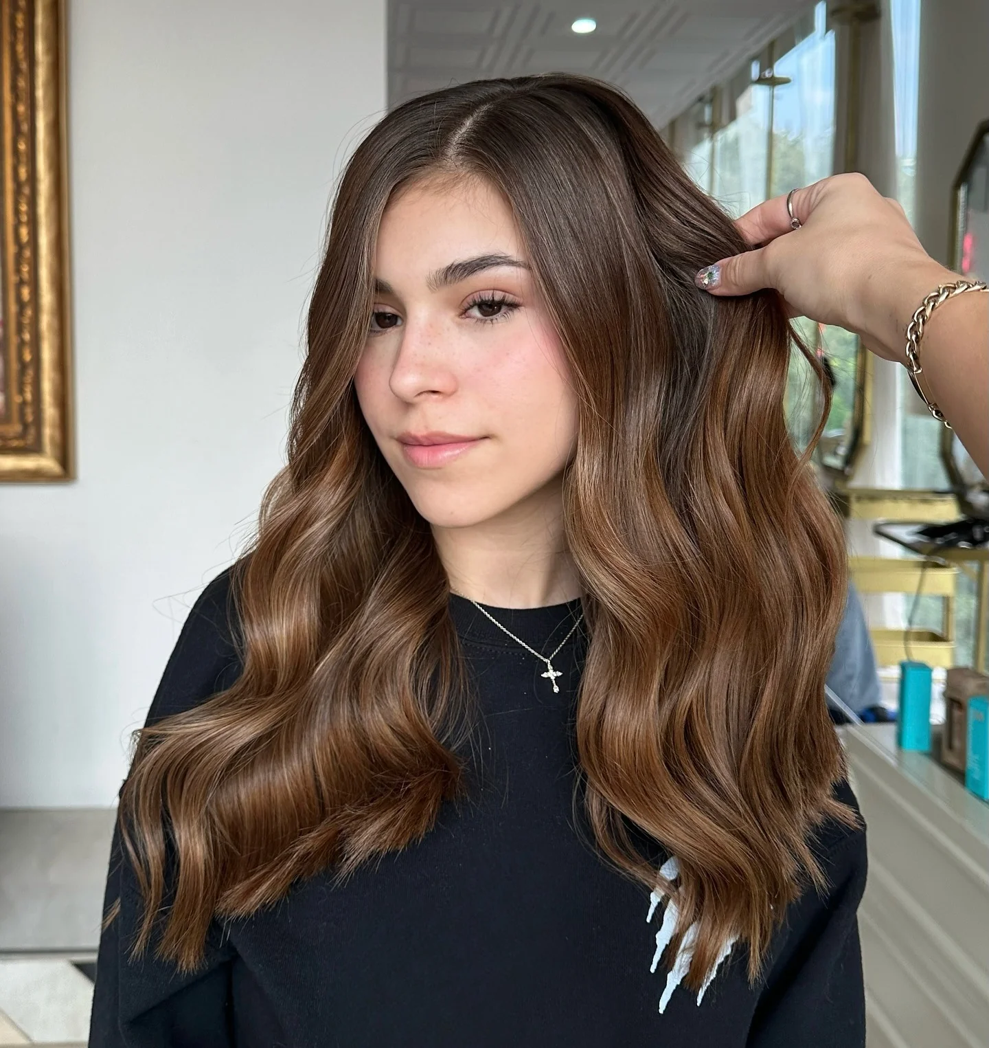 5. Toffee Caramel Waves mit Gesichtskontur (Karamell-Haarfarbe)