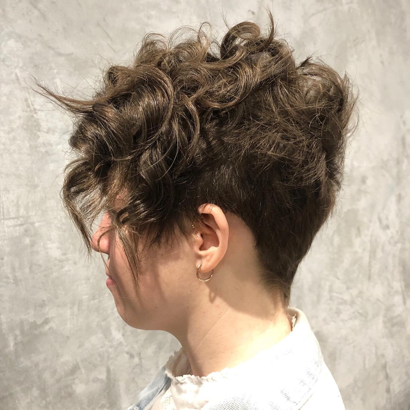 5. Tousled Curly Undercut Pixie (Lockige Pixie-Frisuren)