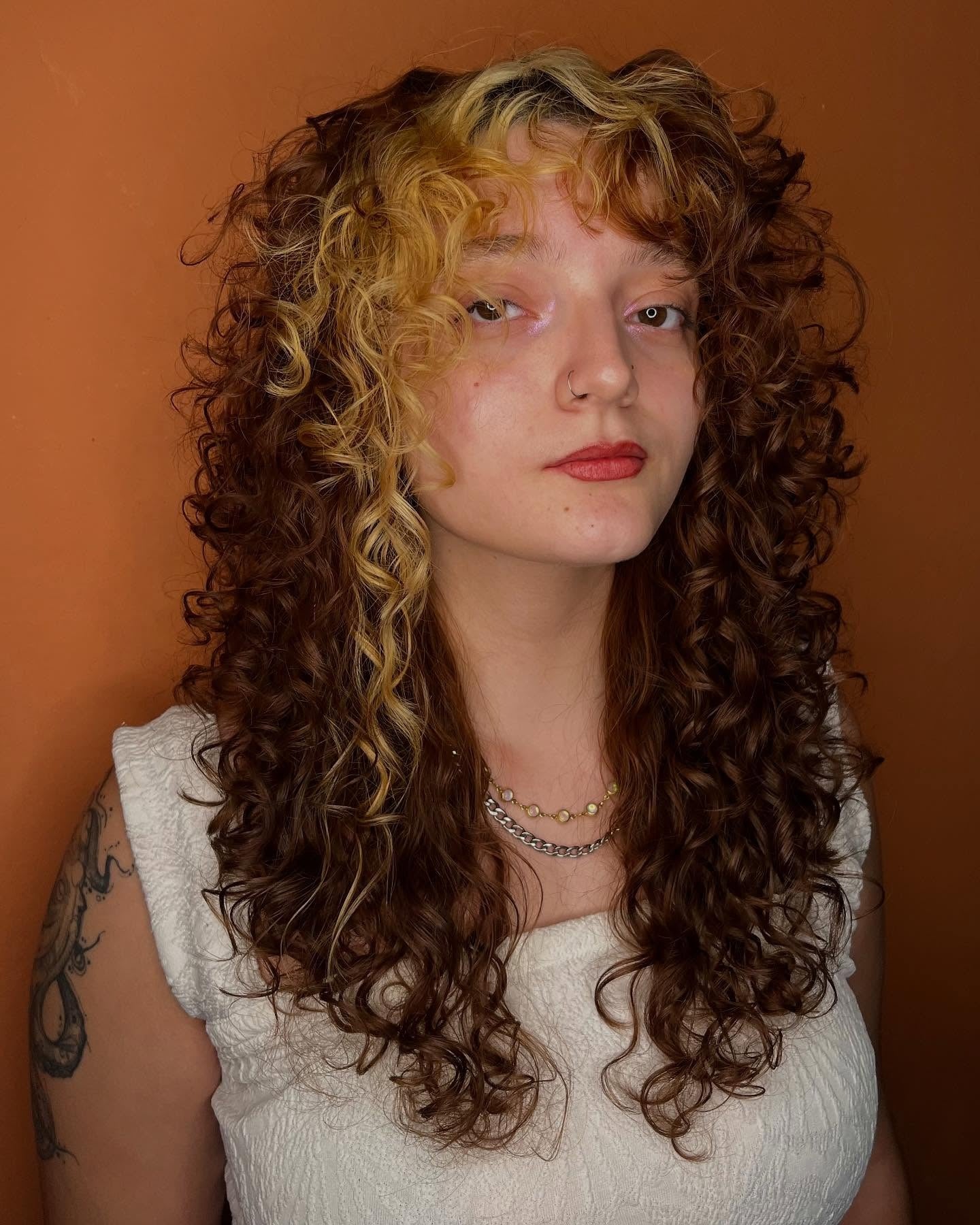 5. Zweifarbiger lockiger Shag mit Gesichtshighlights (Shaggy Haircut)