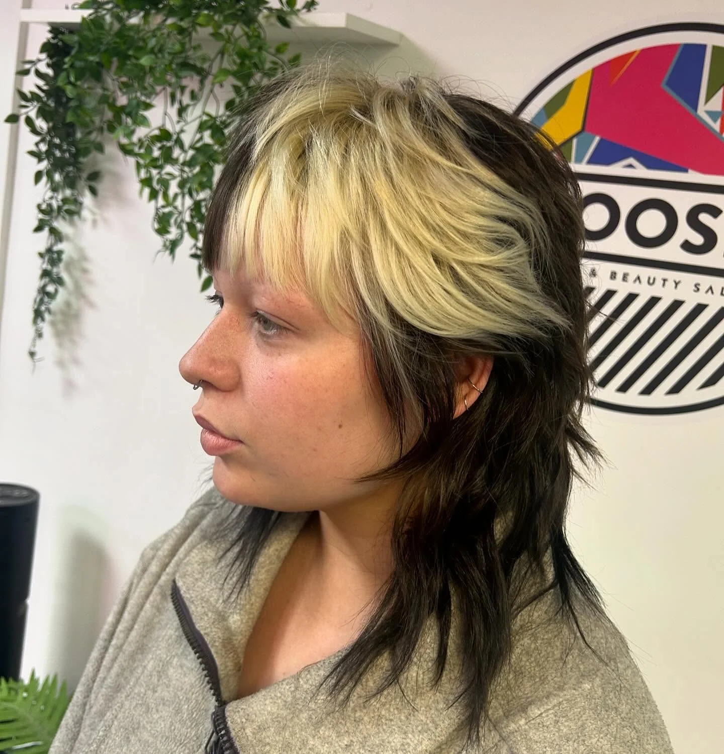 5. Zweifarbiger Wolfsschnitt in Platin und Mitternacht mit dicken Fransen (Wolfshaarschnitte mit Pony)