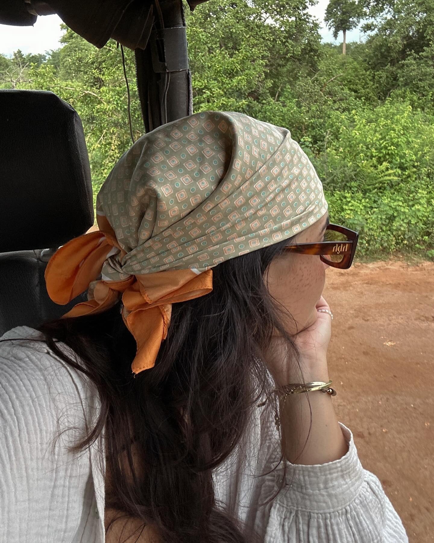 5. Vintage Print Bandana mit Freizeitwellen (Bandana -Frisuren)