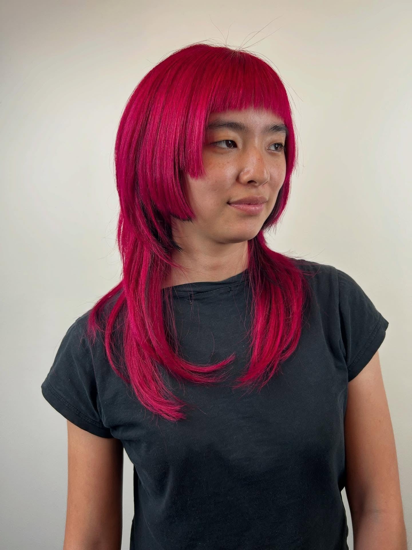 5. Vivid rosa Schichten mit kühnen Baby -Pony (Pony Frisuren)