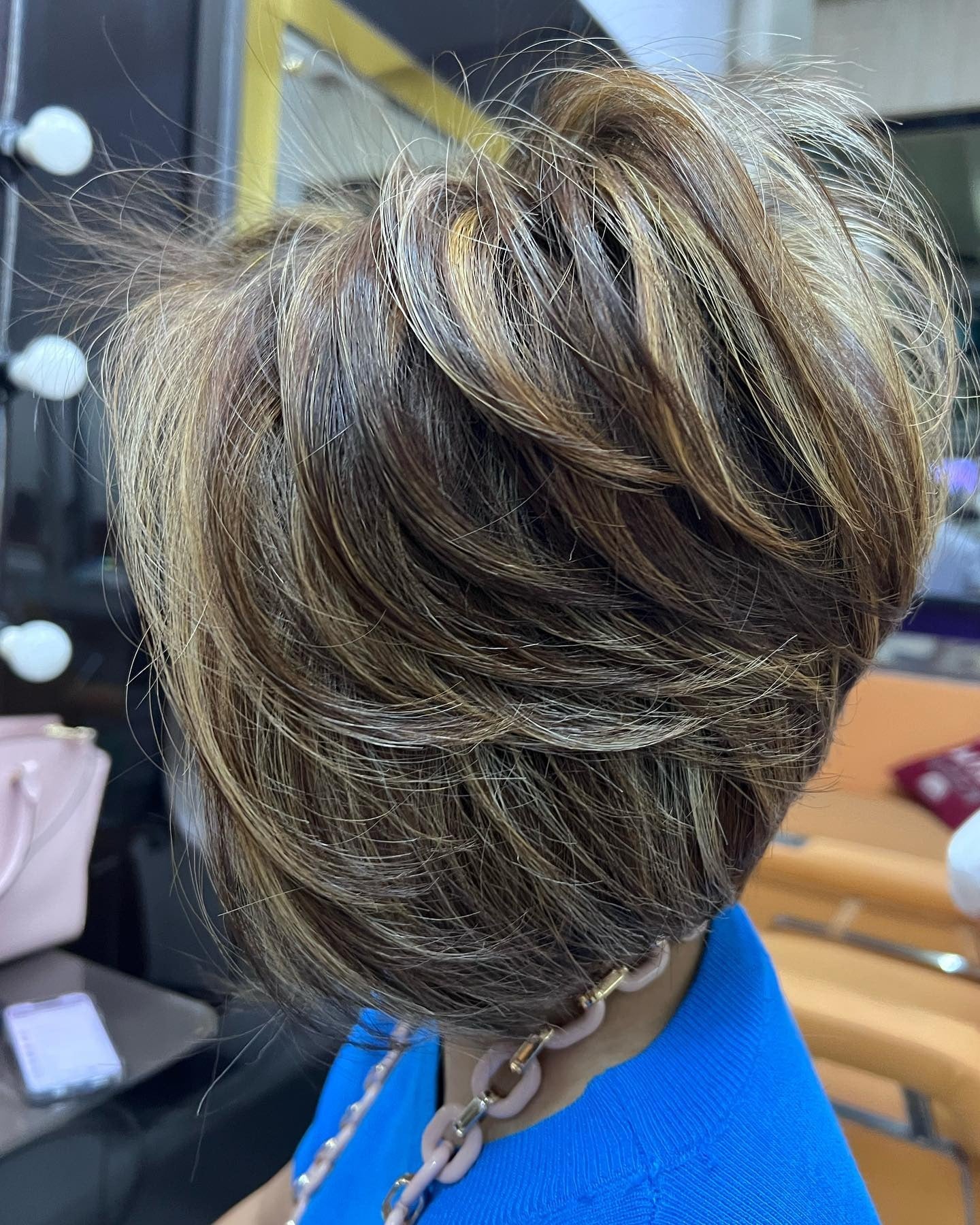 5. Voluminous Layered Bob mit mehrtonalen Highlights (geschichtete Bob-Frisuren)