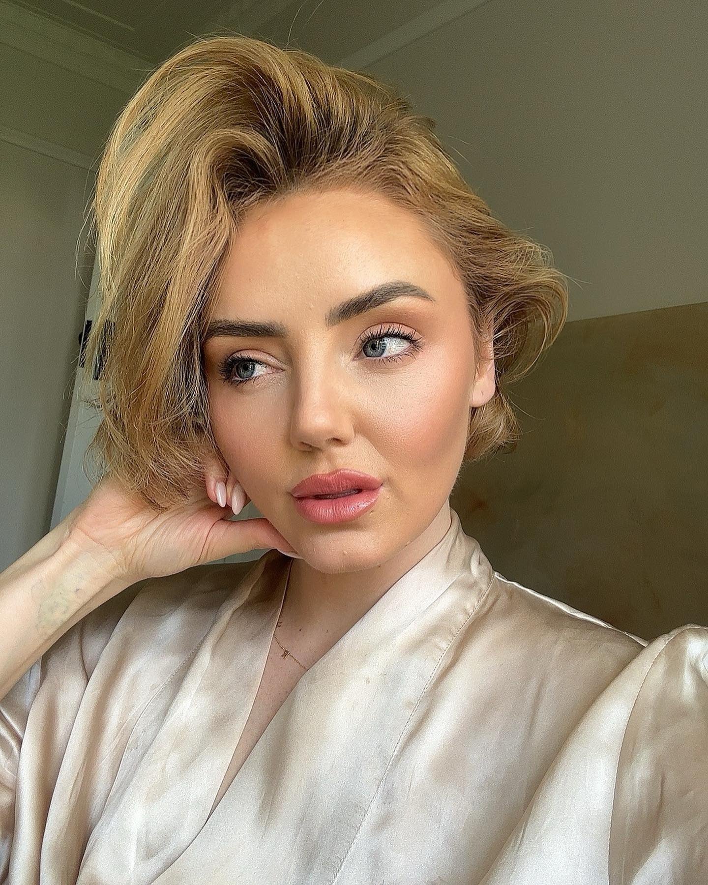 5. Voluminous Side-Swepte-Ernte in goldener Blondine (kurze Frisuren)