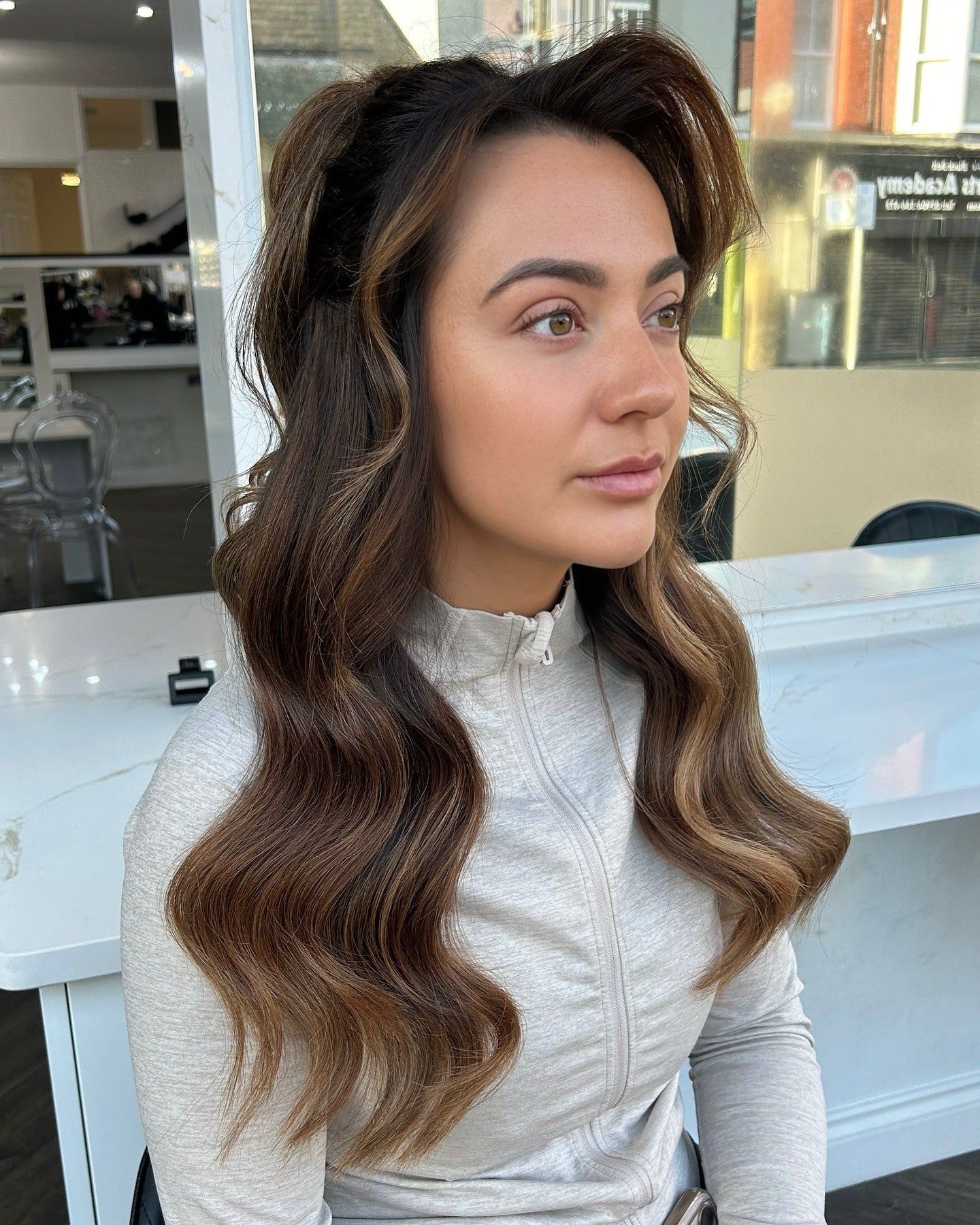 5. Warme brünette lose Wellen mit Volumen (Geburtstagsfrisuren)